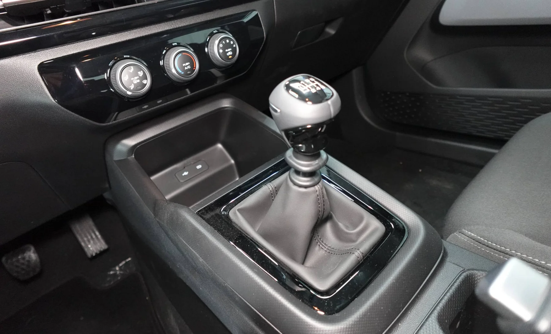 Chevrolet Aveo LT Plus 2026 — interior 4 de 4