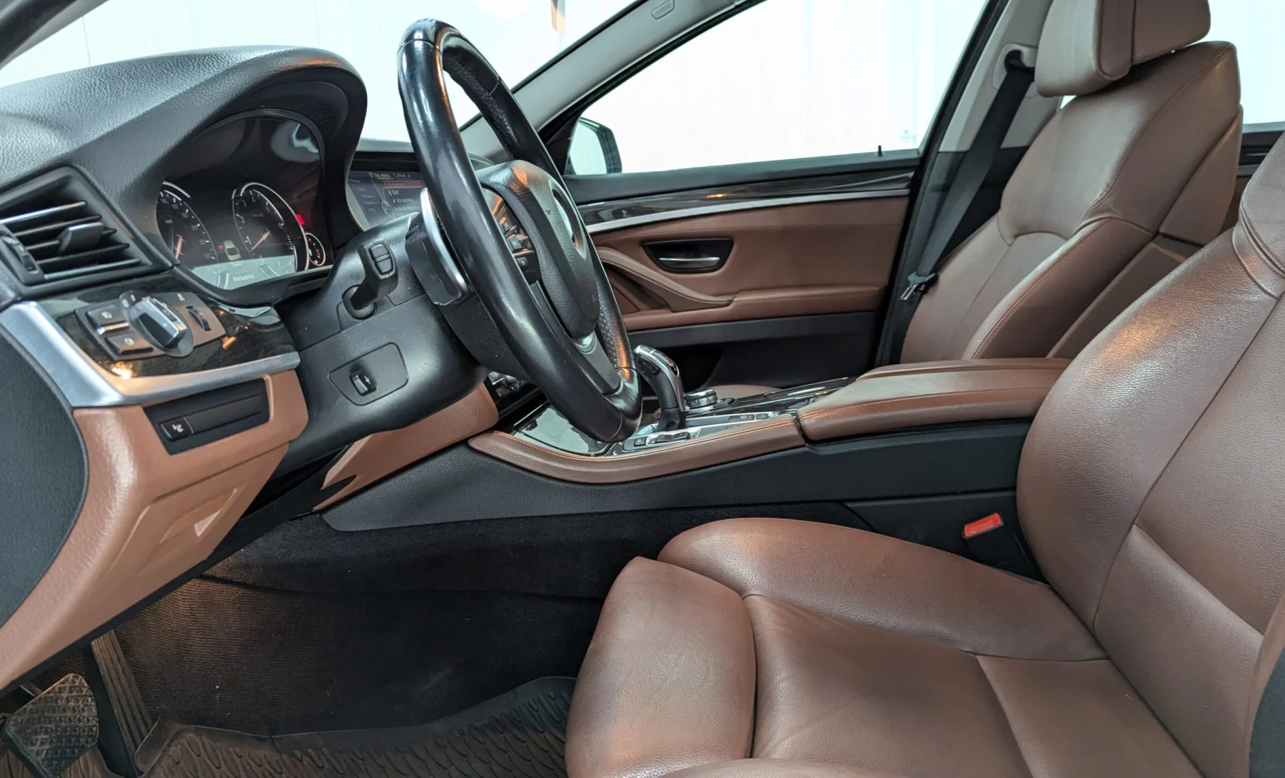 BMW Serie 5 535i A TOP  2014 — interior 1 de 4