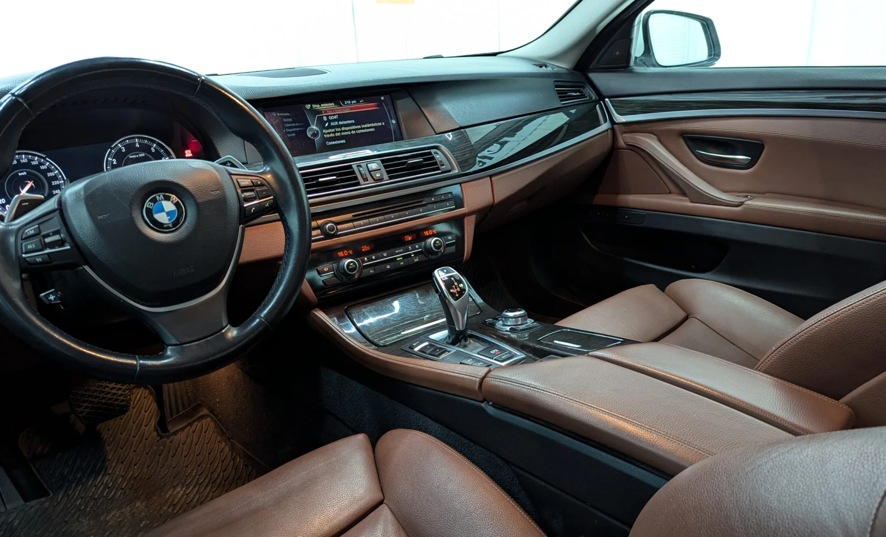 BMW Serie 5 535i A TOP  2014 — interior 3 de 4