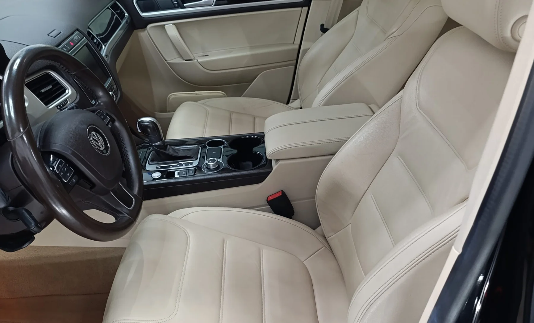 Volkswagen Touareg Execline 2017 — interior 3 de 4