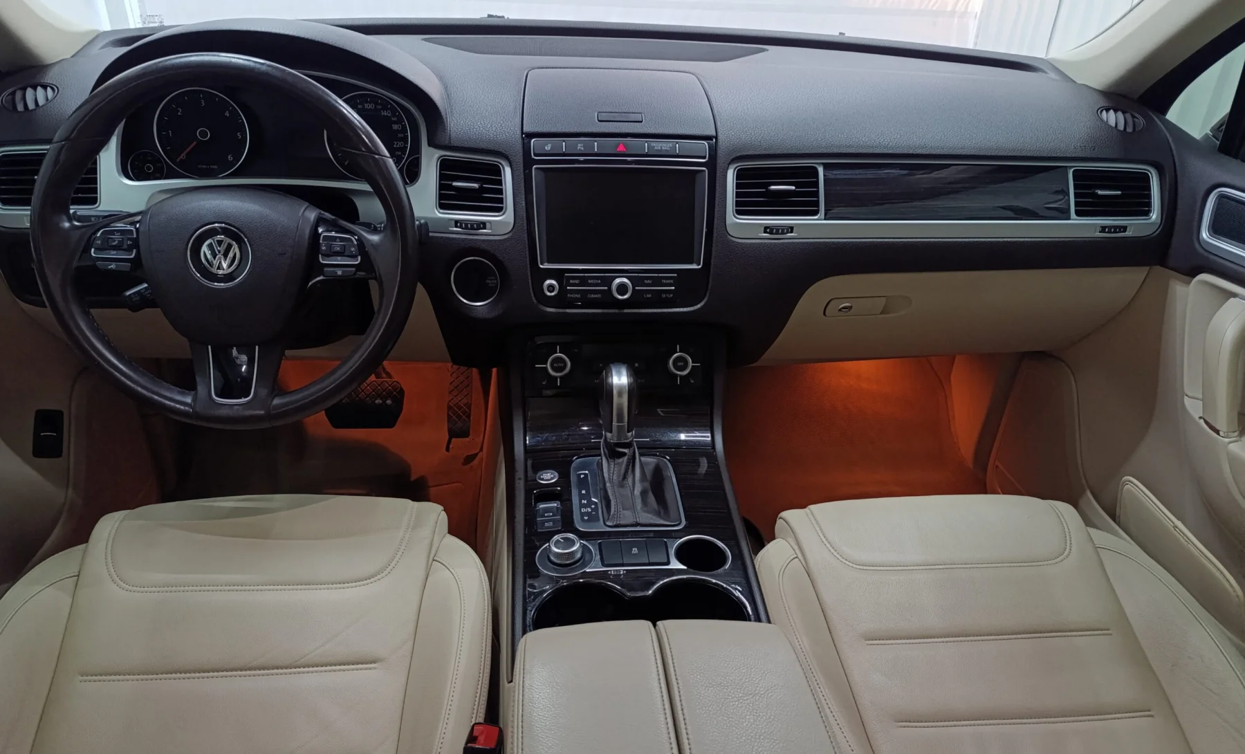 Volkswagen Touareg Execline 2017 — interior 2 de 4