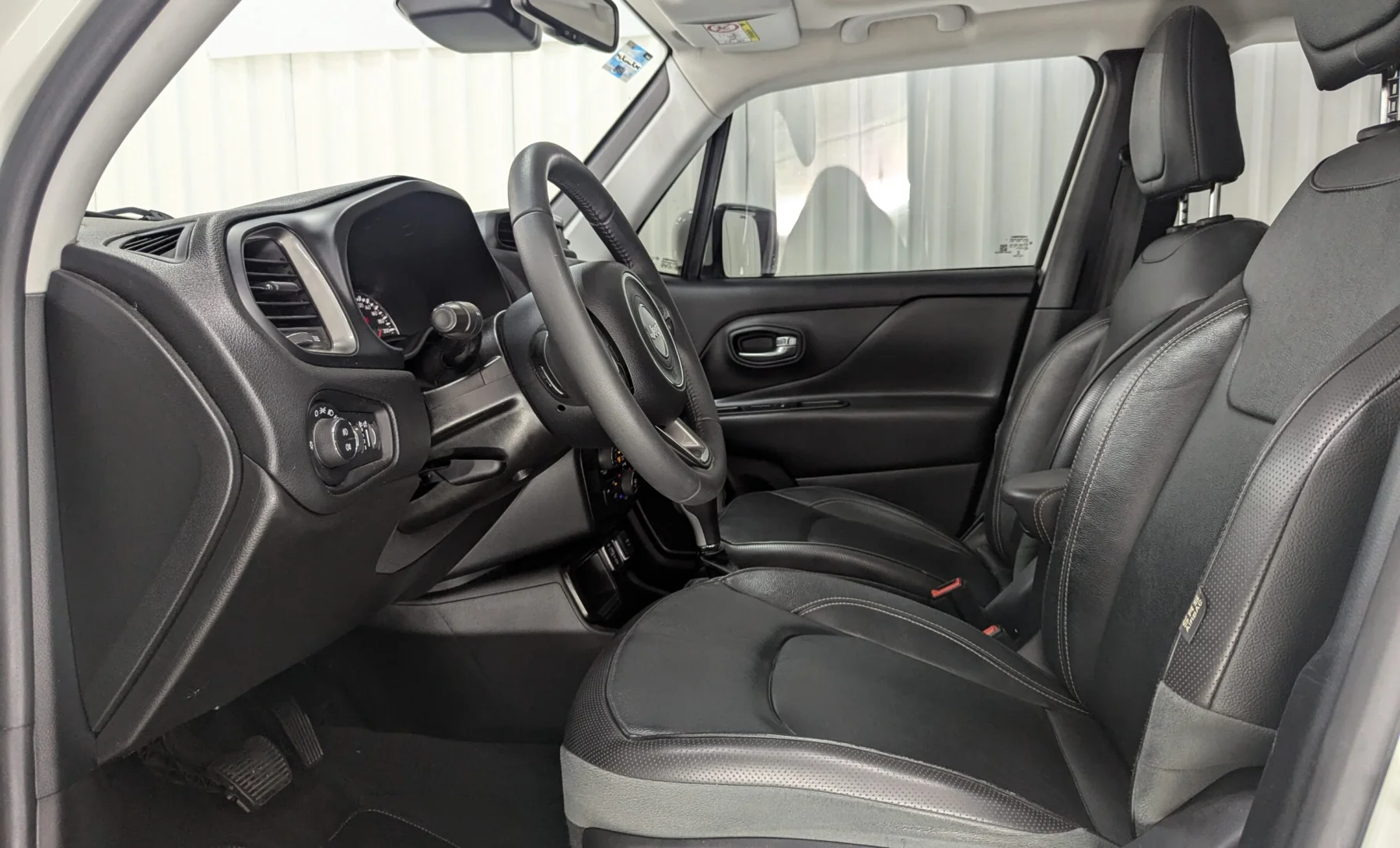 Jeep Renegade Altitude 2022 — interior 1 de 4