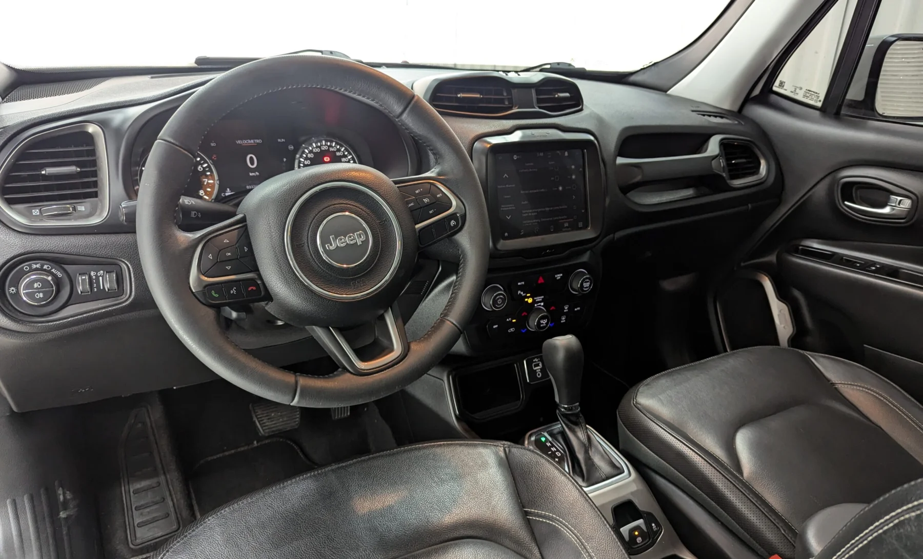 Jeep Renegade Altitude 2022 — interior 3 de 4