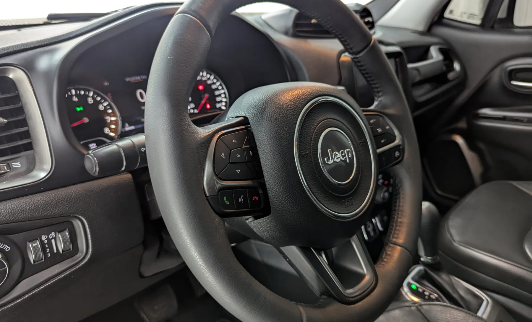 Jeep Renegade Altitude 2022 — interior 4 de 4