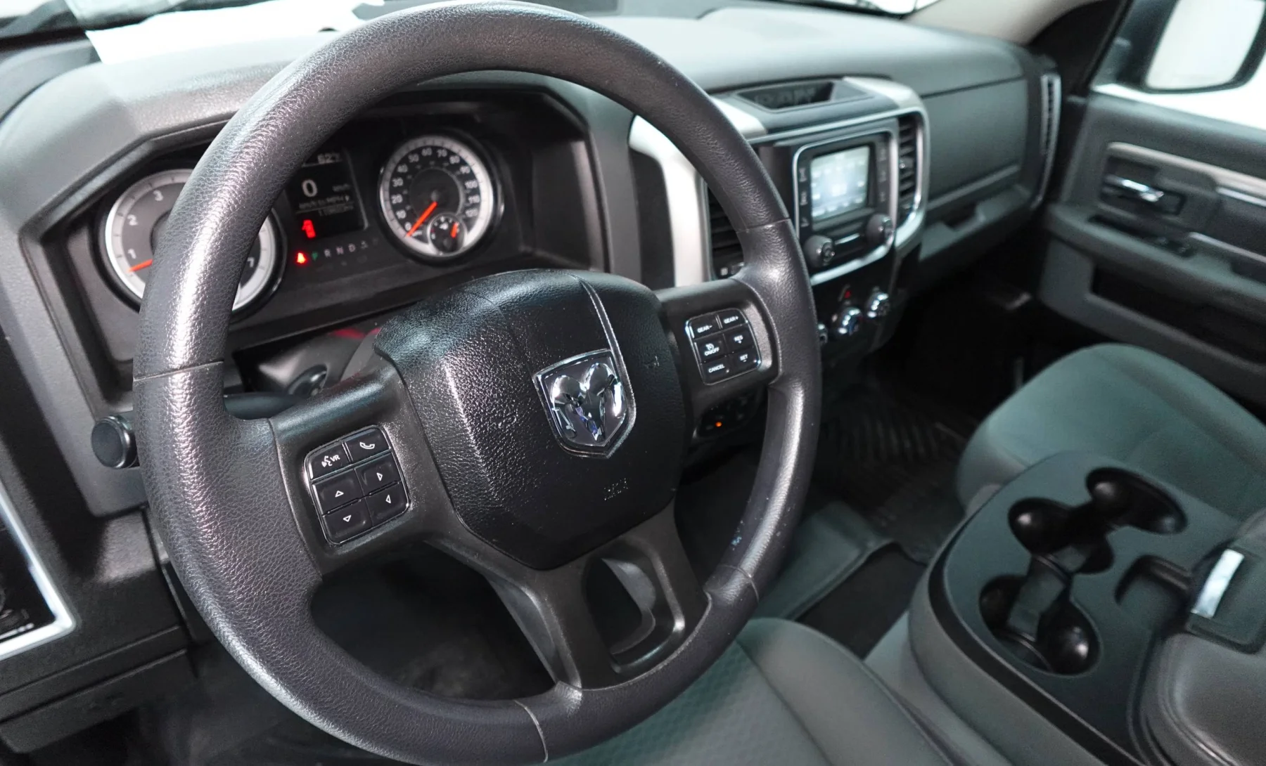 RAM 1500 2018 — interior 1 de 4