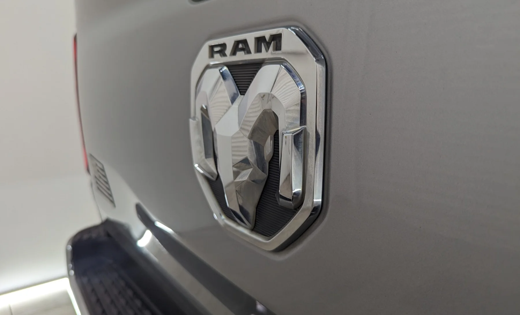 RAM 1500 Laramie 2019 — interior 2 de 4
