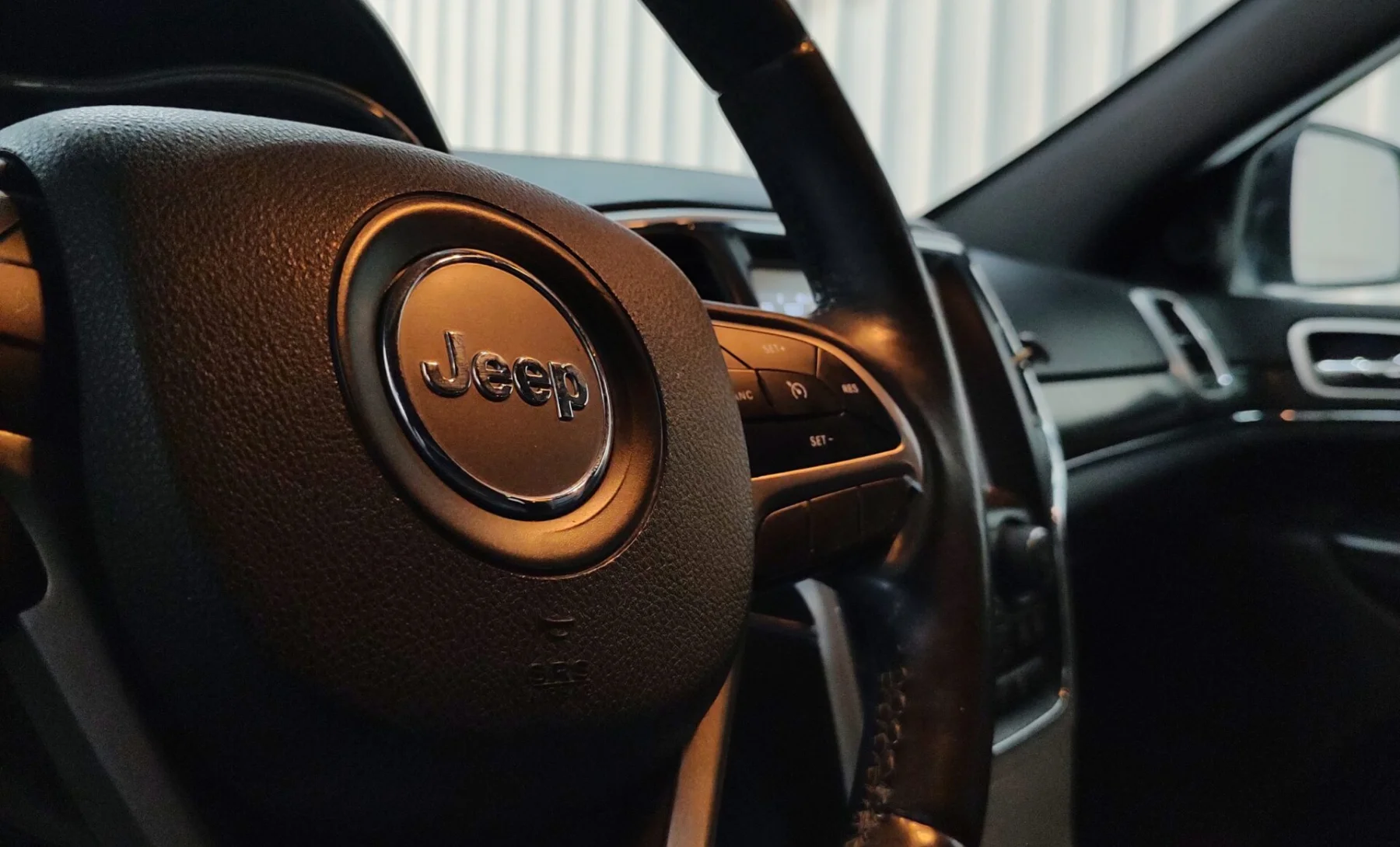 Jeep Grand Cherokee Altitude 2018 — interior 1 de 4