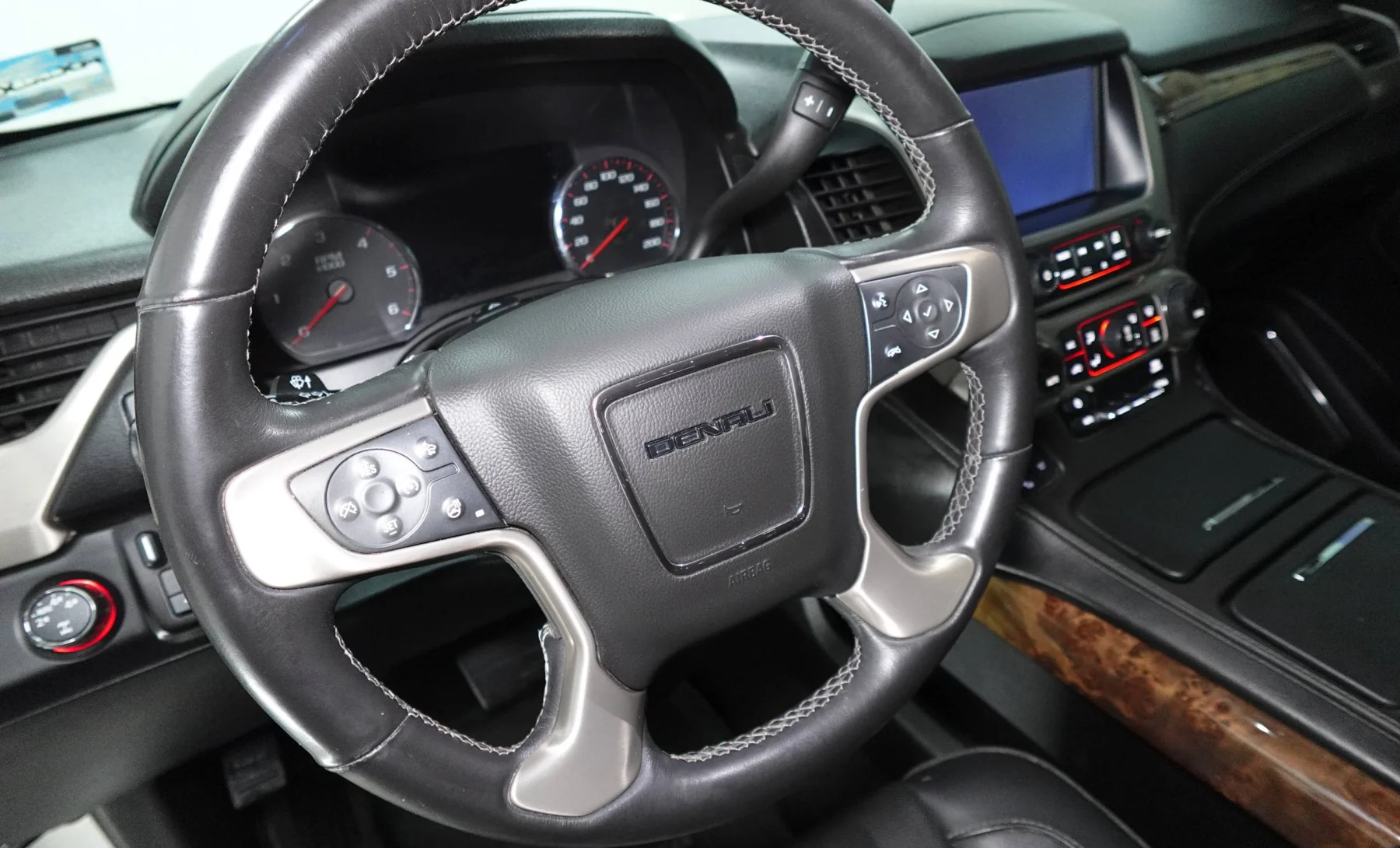 GMC Yukon Denali 2015 — interior 2 de 4
