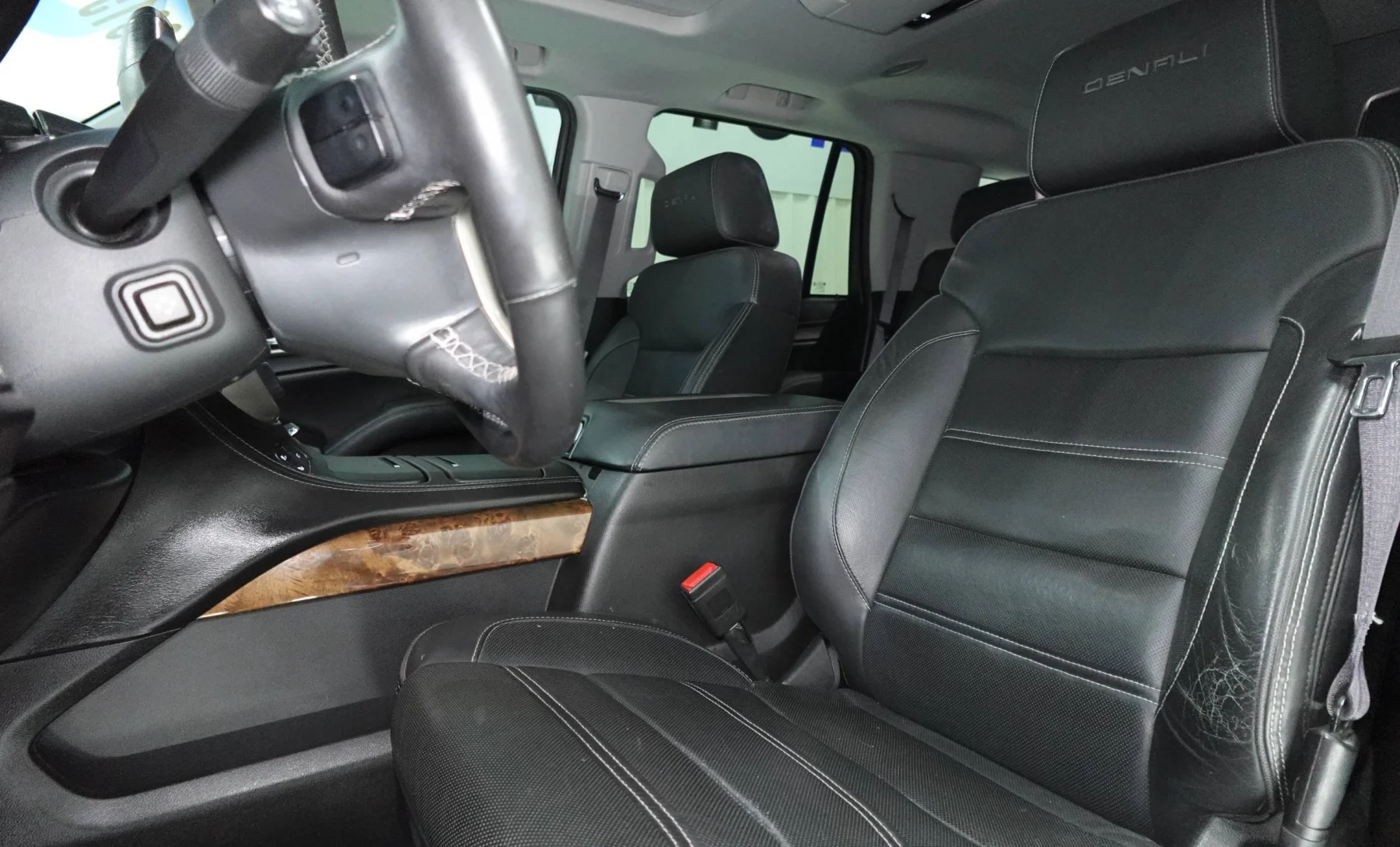 GMC Yukon Denali 2015 — interior 3 de 4