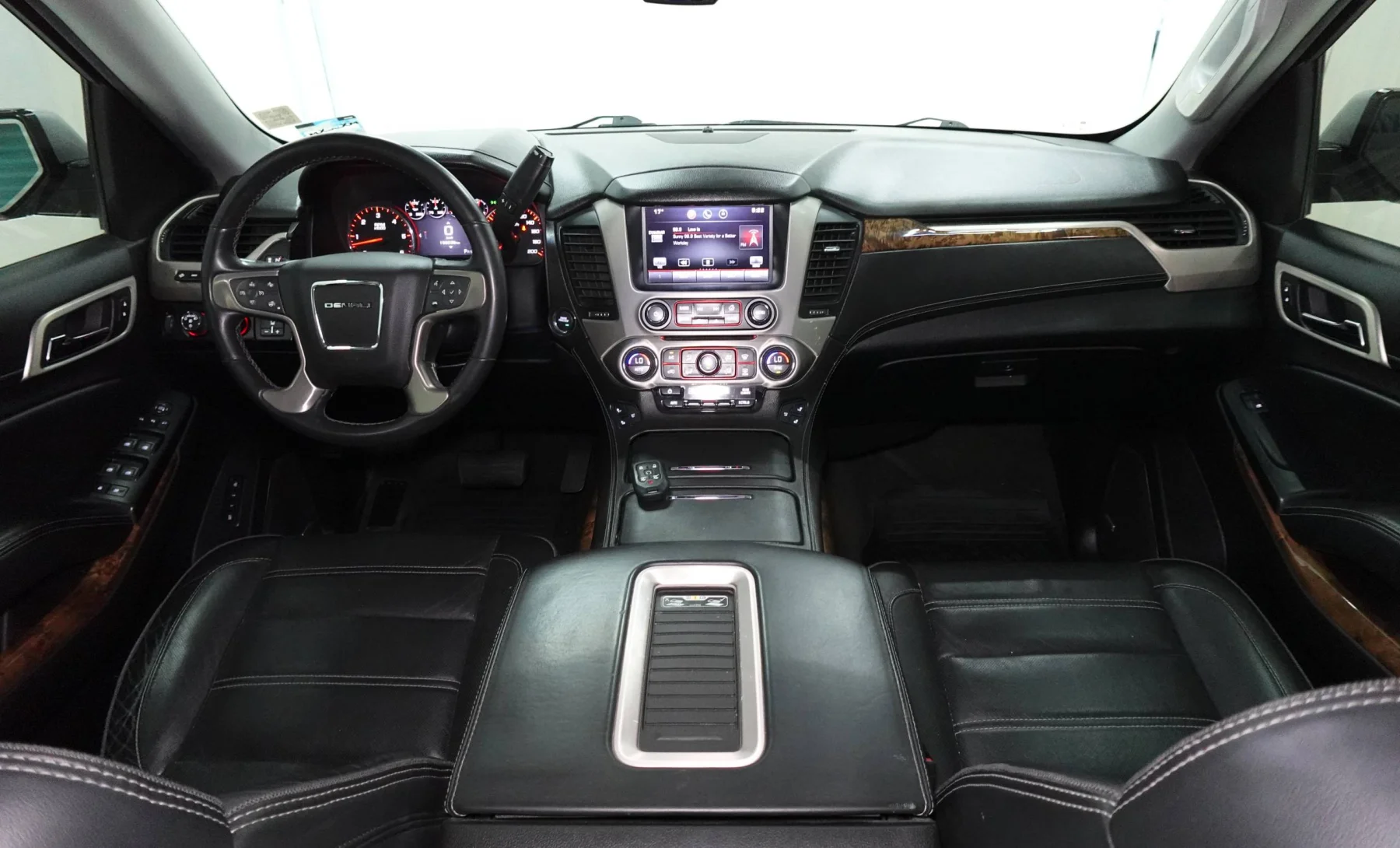 GMC Yukon Denali 2015 — interior 4 de 4