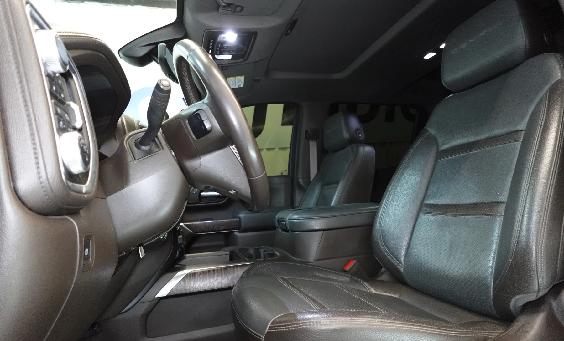 GMC Sierra Denali 2019 — interior 1 de 8