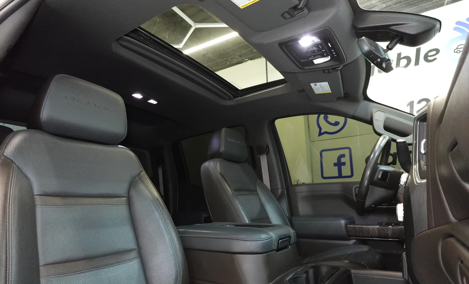 GMC Sierra Denali 2019 — interior 4 de 8