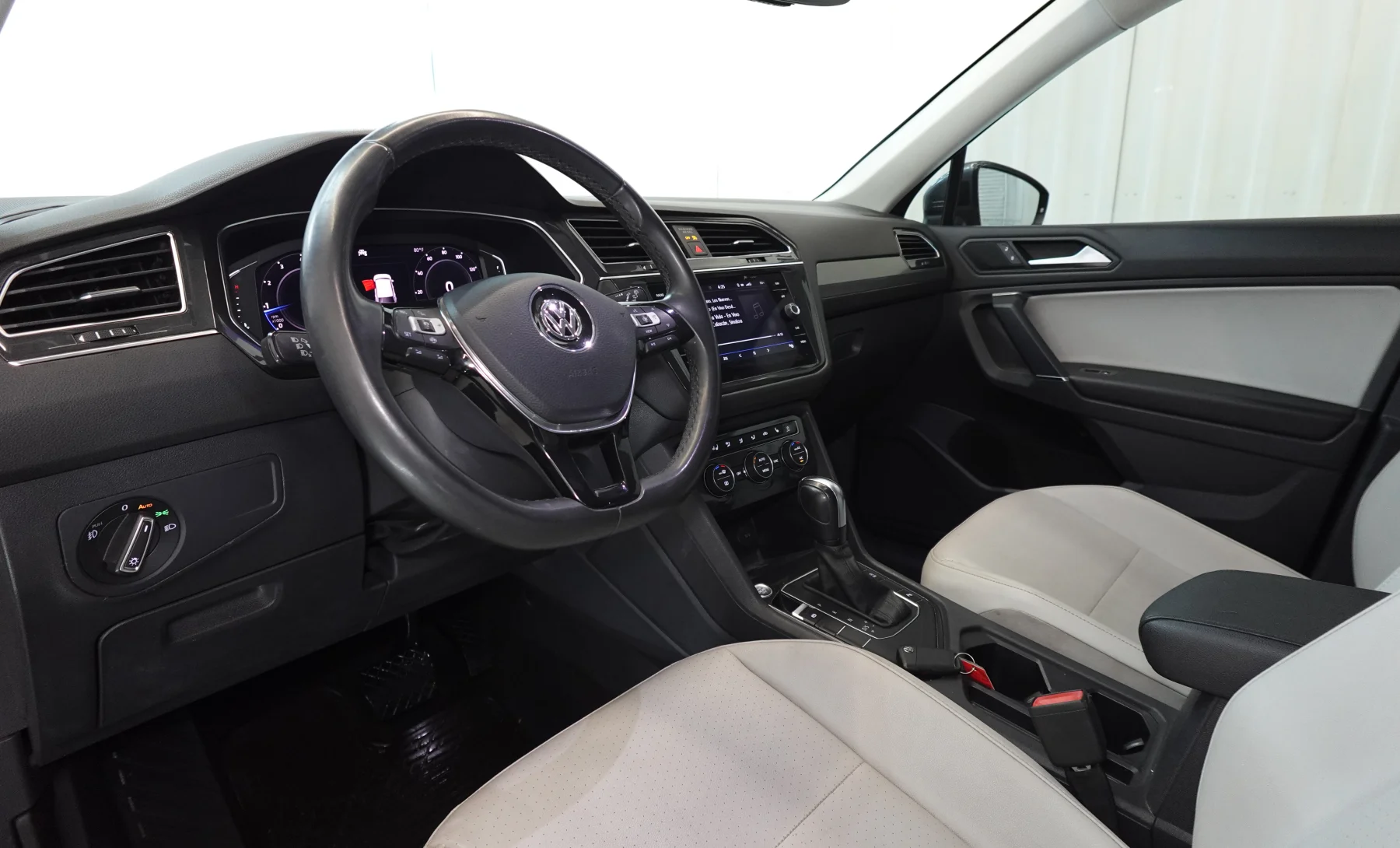 Volkswagen Tiguan S 2020 — interior 1 de 8