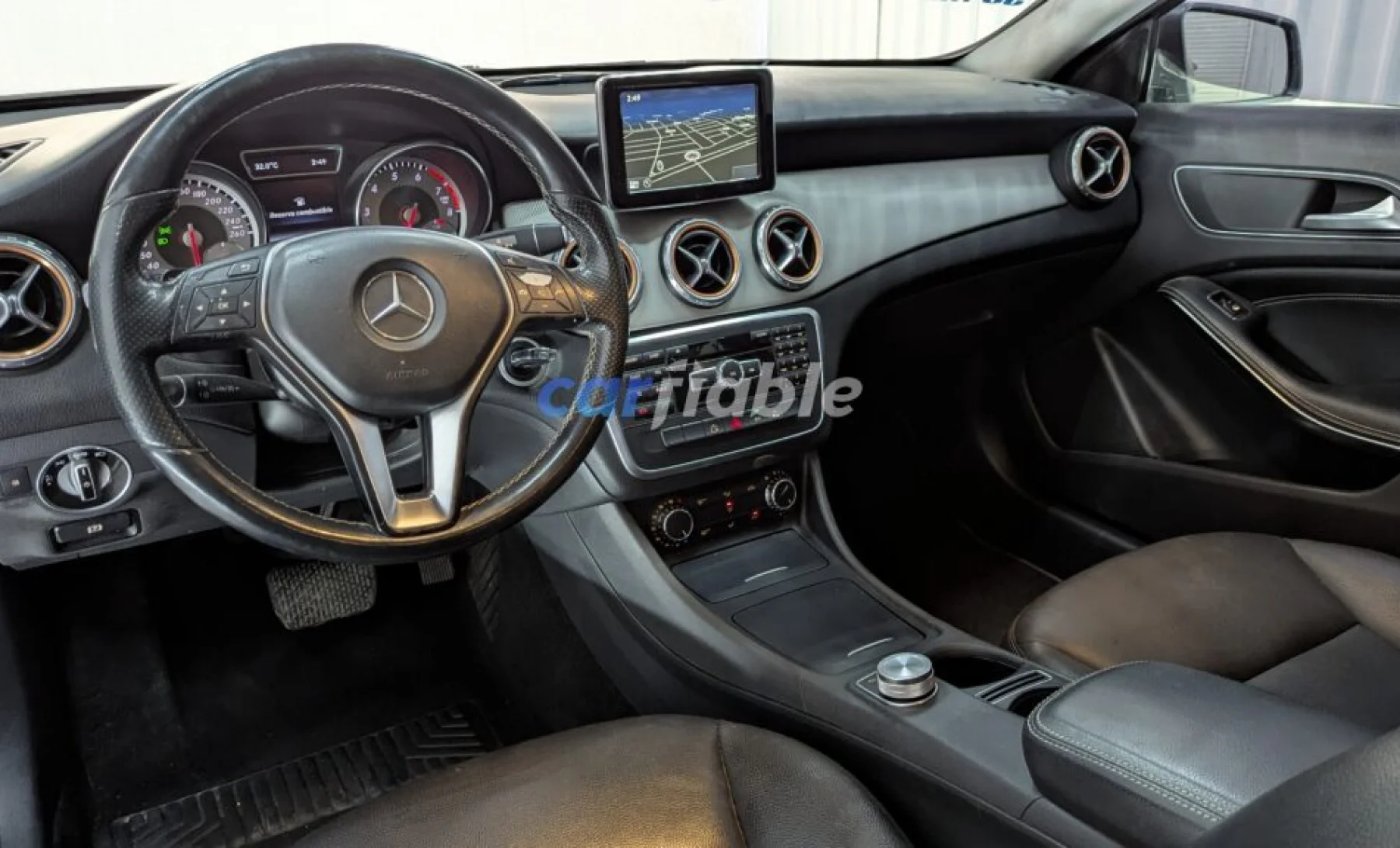 Mercedes-Benz GLA200 Sport 2015 — interior 3 de 5