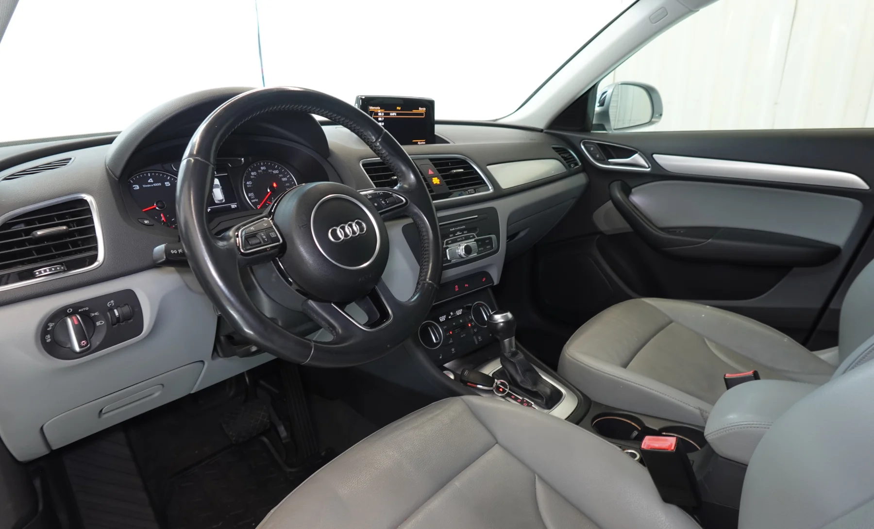 Audi Q3 Premium Plus 2017 — interior 1 de 6