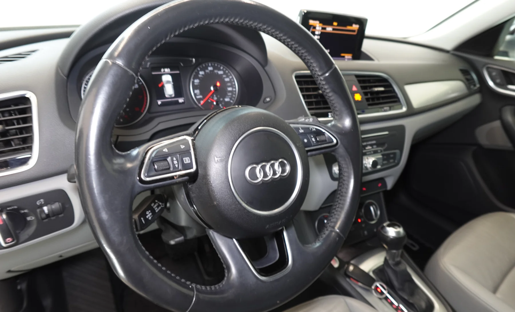 Audi Q3 Premium Plus 2017 — interior 2 de 6