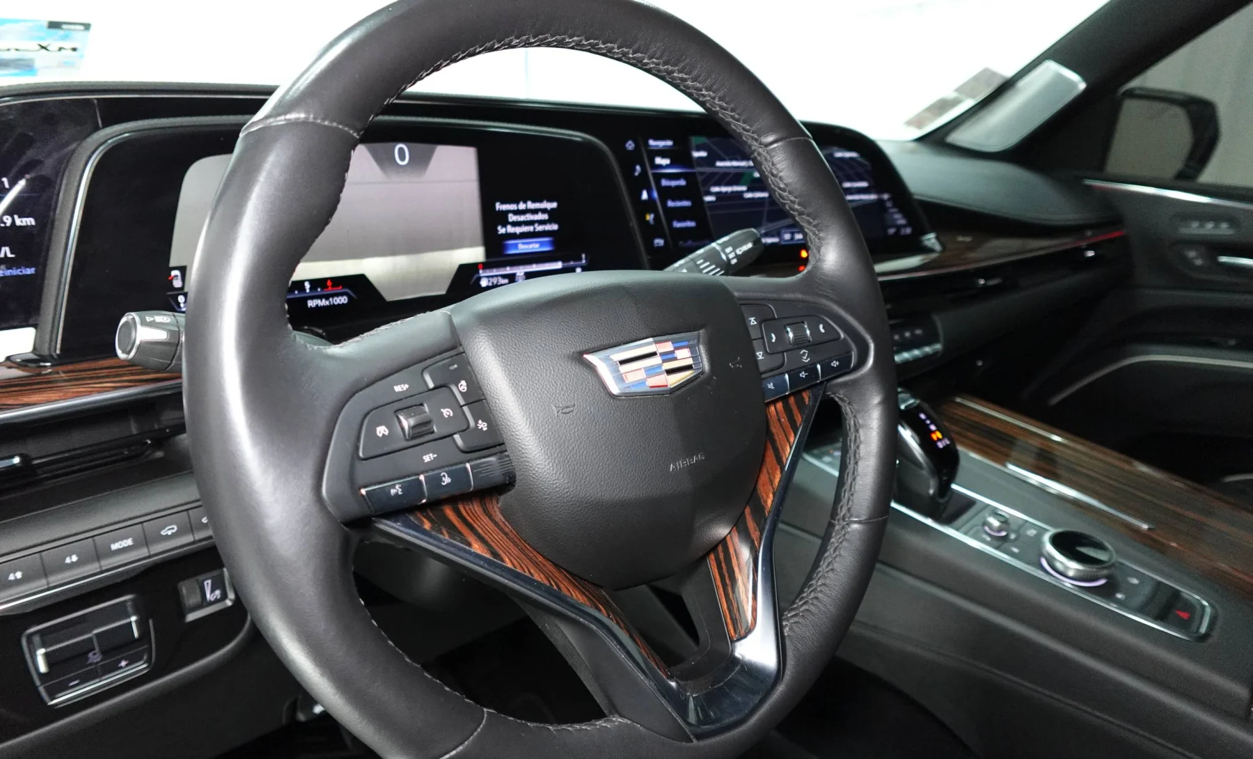 Cadillac Escalade Luxury 2023 — interior 2 de 4