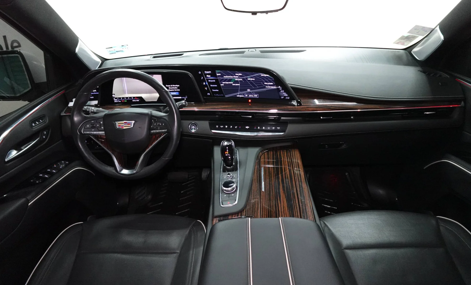 Cadillac Escalade Luxury 2023 — interior 3 de 4