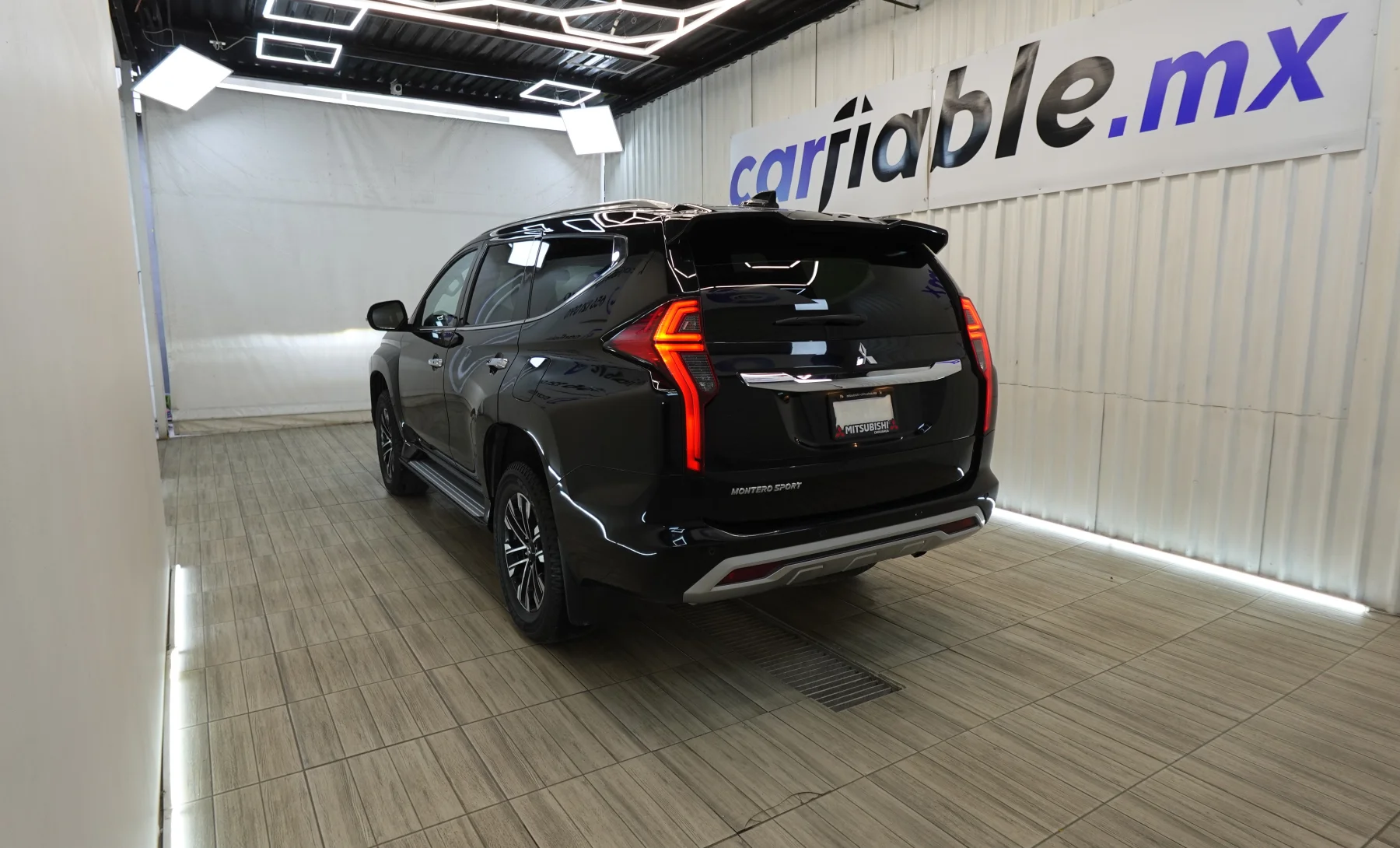 Mitsubishi Montero Sport SE 2023 — exterior 4 de 8