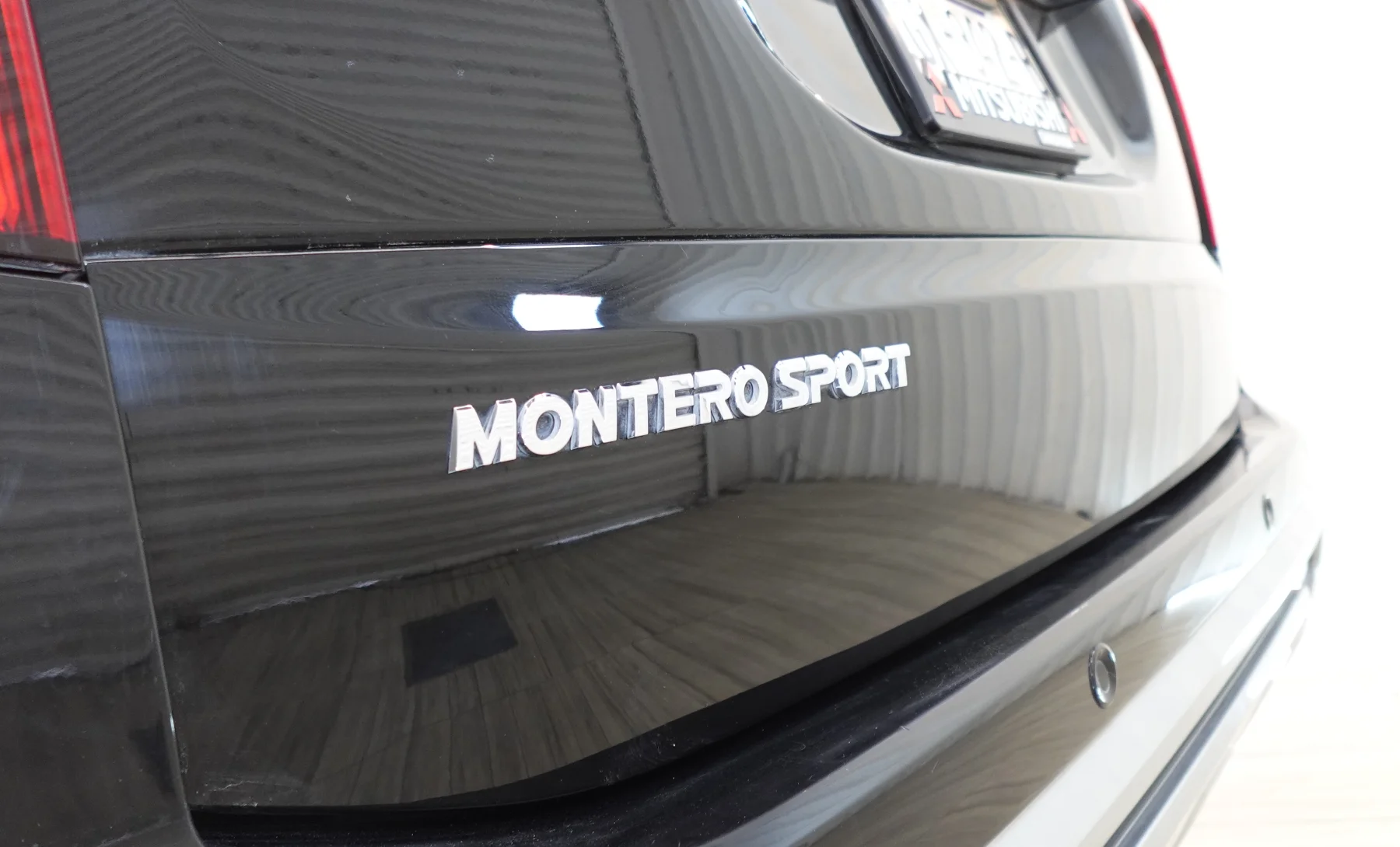 Mitsubishi Montero Sport SE 2023 — exterior 6 de 8