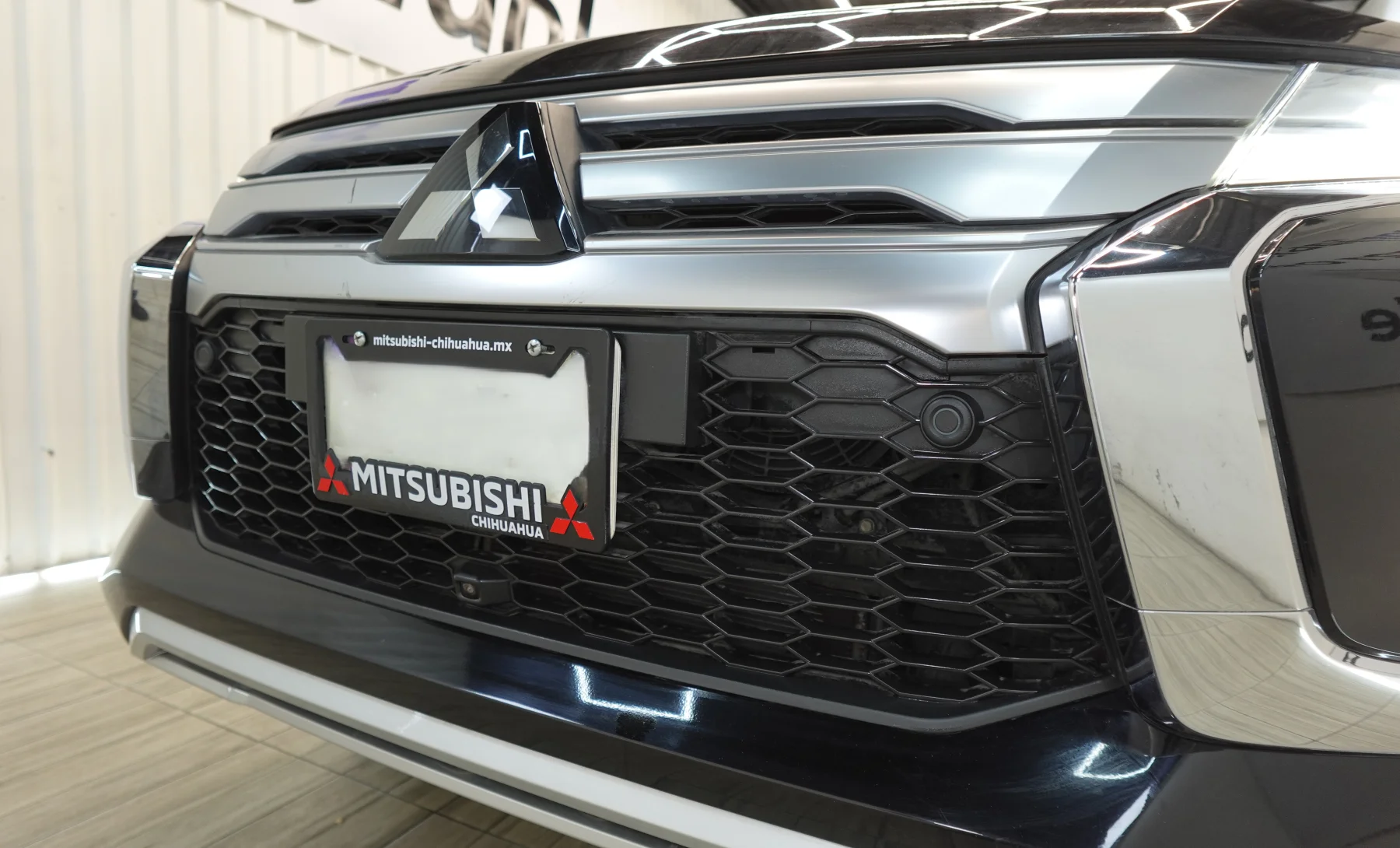 Mitsubishi Montero Sport SE 2023 — exterior 7 de 8