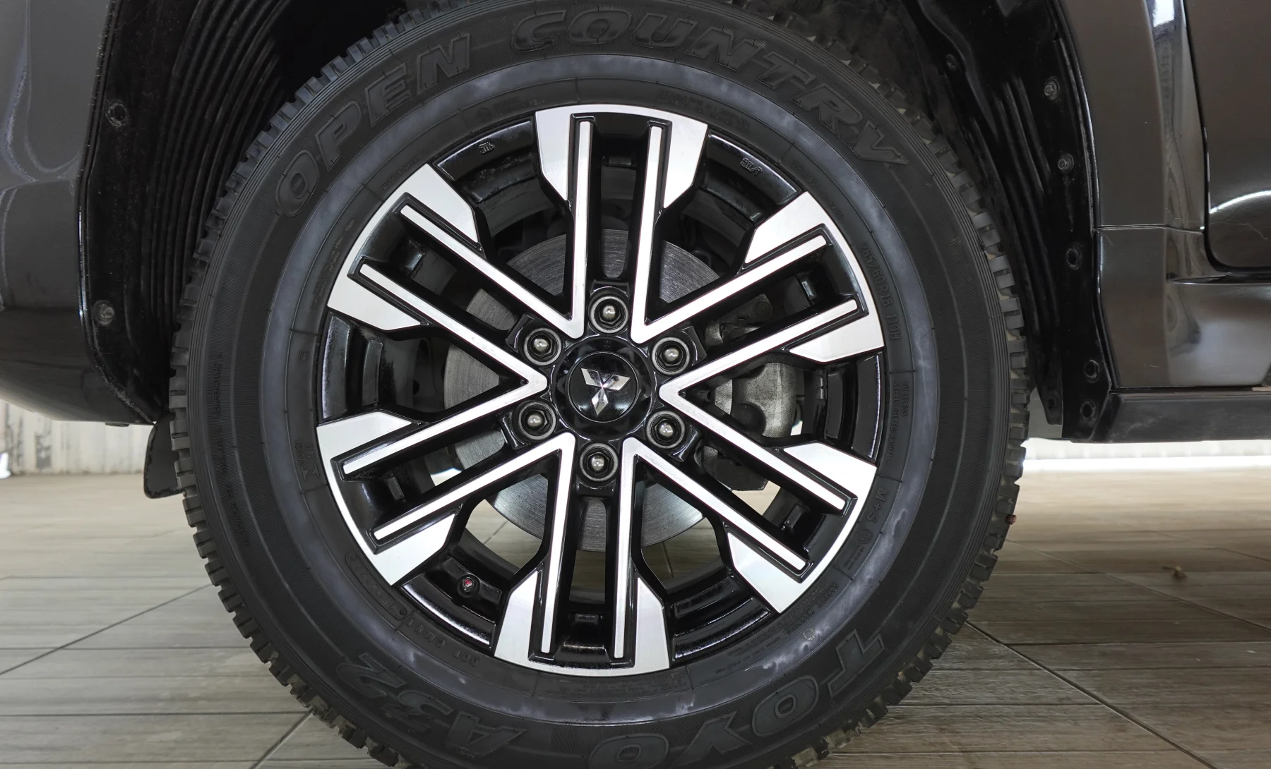 Mitsubishi Montero Sport SE 2023 — exterior 8 de 8