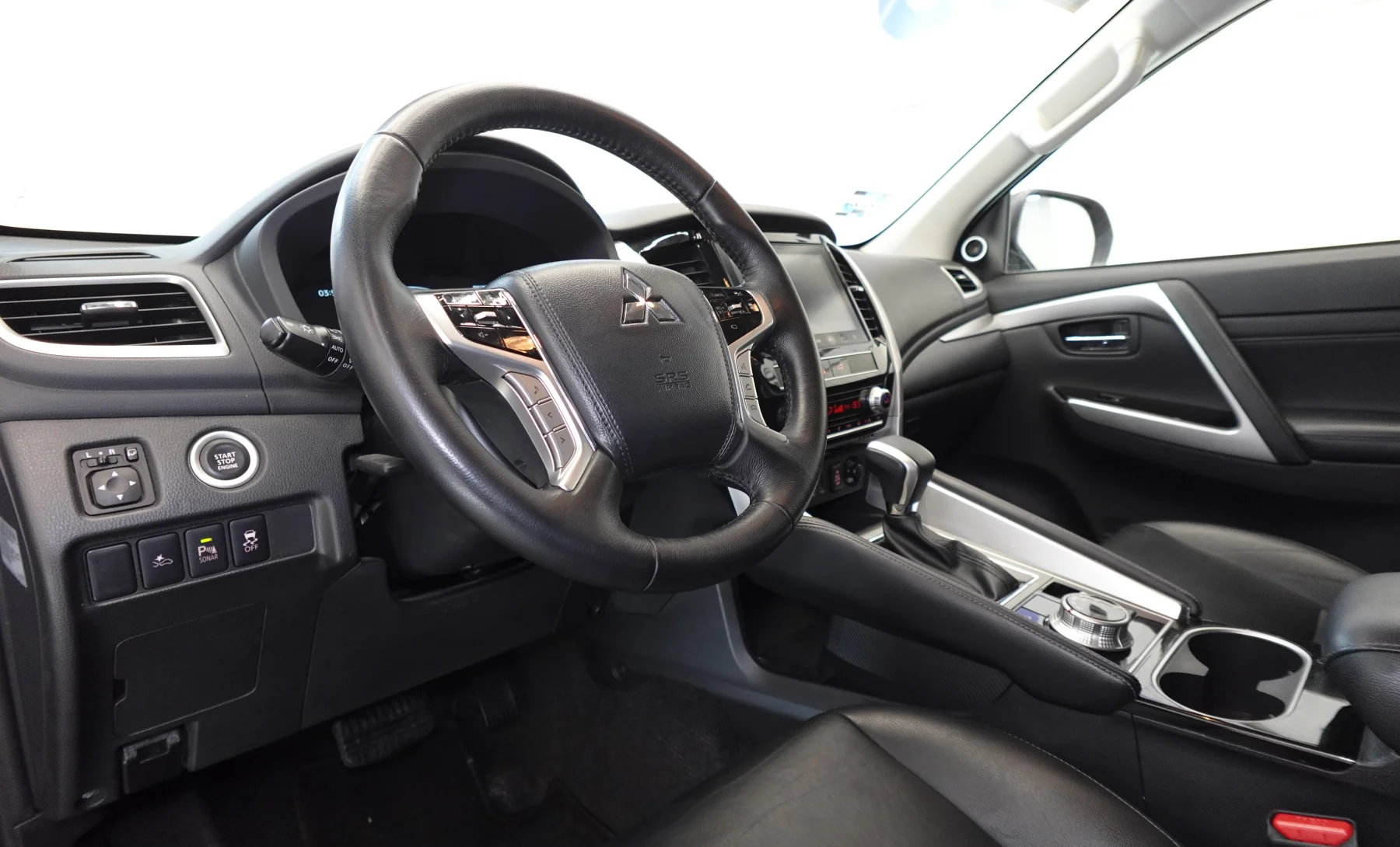 Mitsubishi Montero Sport SE 2023 — interior 1 de 9