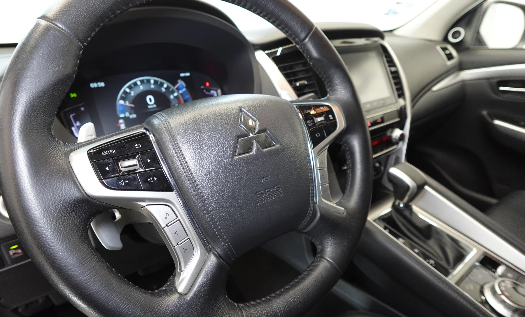 Mitsubishi Montero Sport SE 2023 — interior 2 de 9