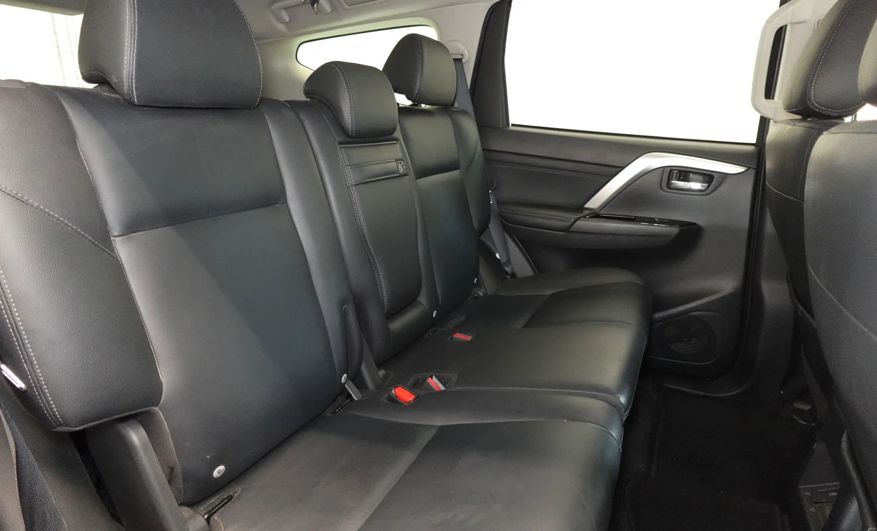 Mitsubishi Montero Sport SE 2023 — interior 5 de 9