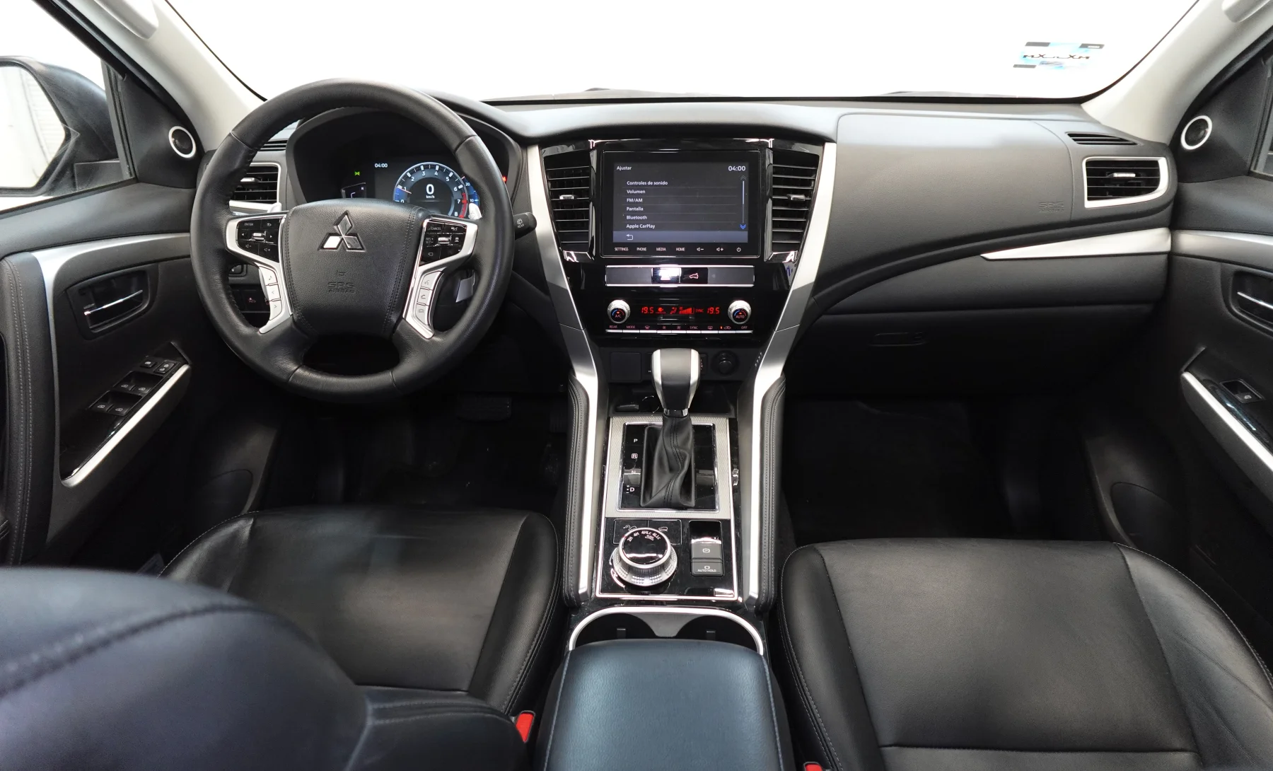Mitsubishi Montero Sport SE 2023 — interior 4 de 9