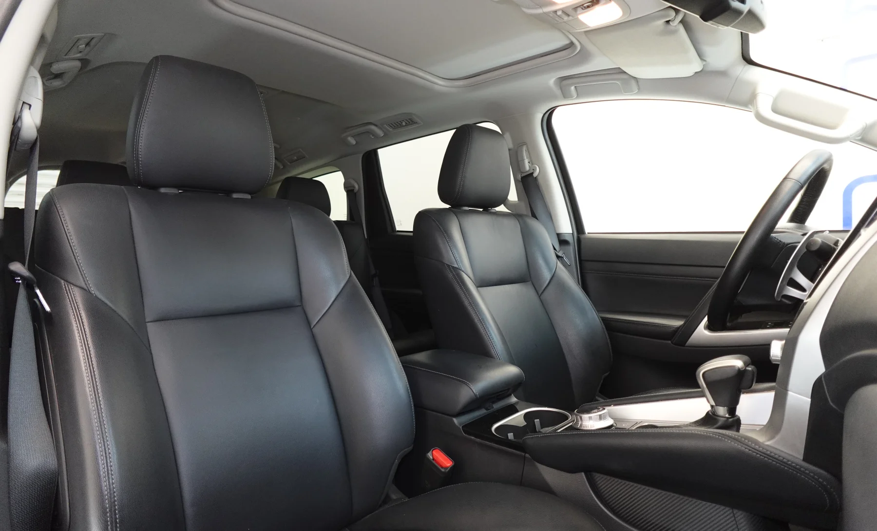 Mitsubishi Montero Sport SE 2023 — interior 3 de 9