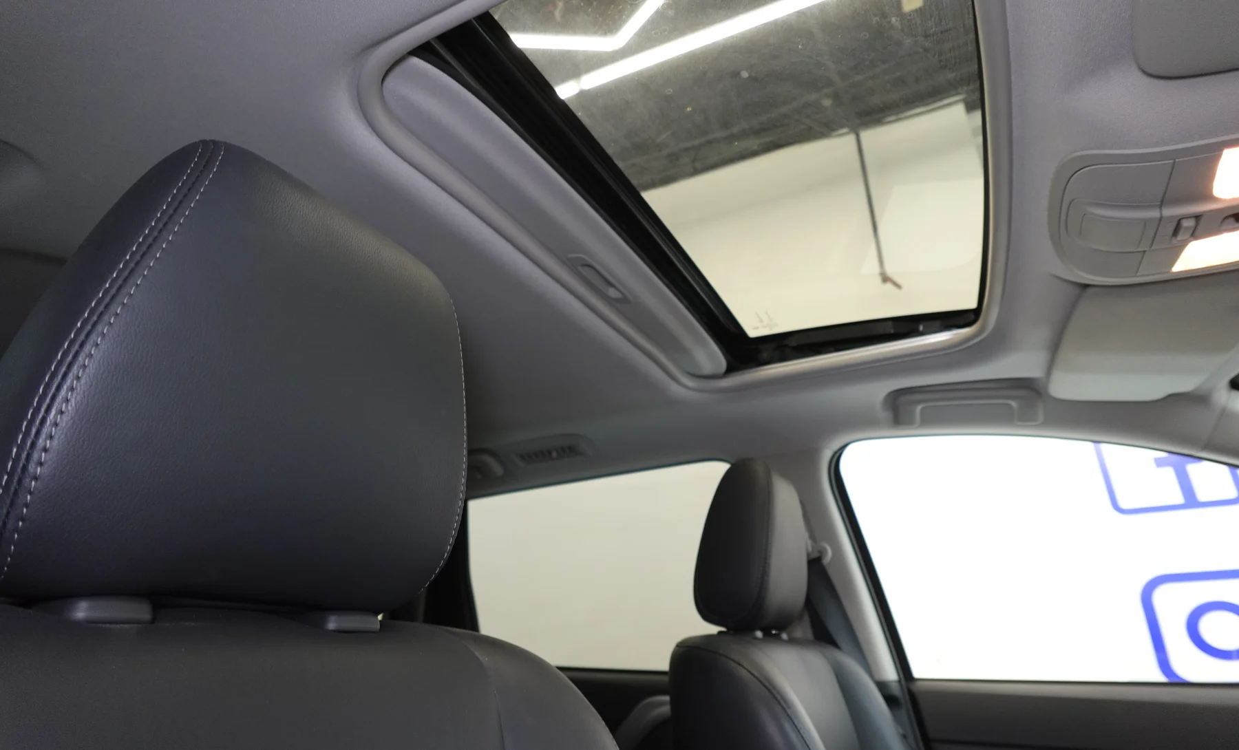 Mitsubishi Montero Sport SE 2023 — interior 7 de 9
