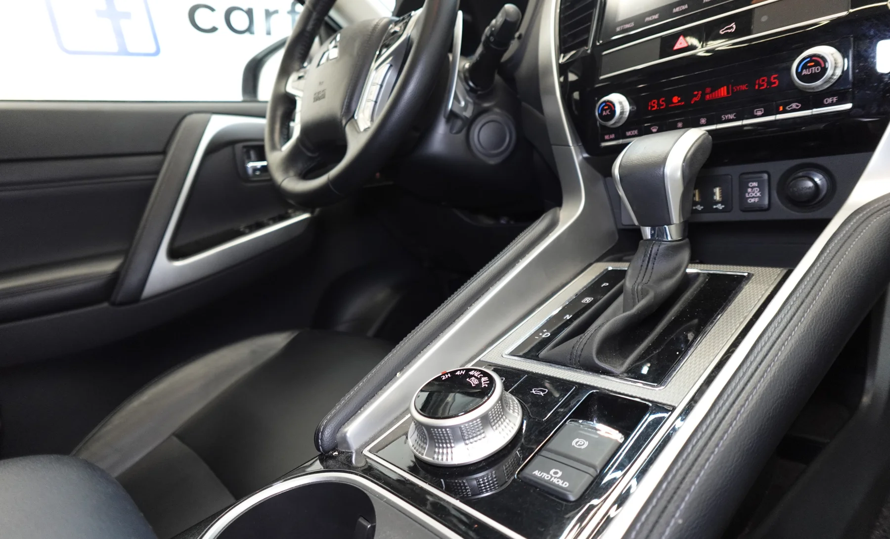 Mitsubishi Montero Sport SE 2023 — interior 8 de 9