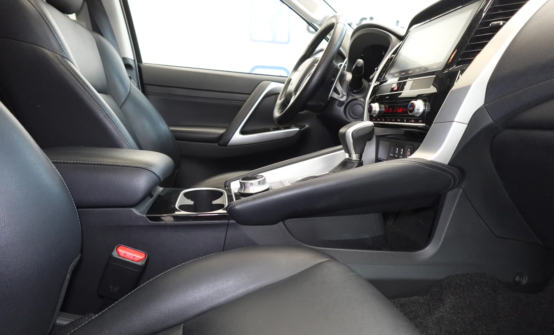 Mitsubishi Montero Sport SE 2023 — interior 9 de 9