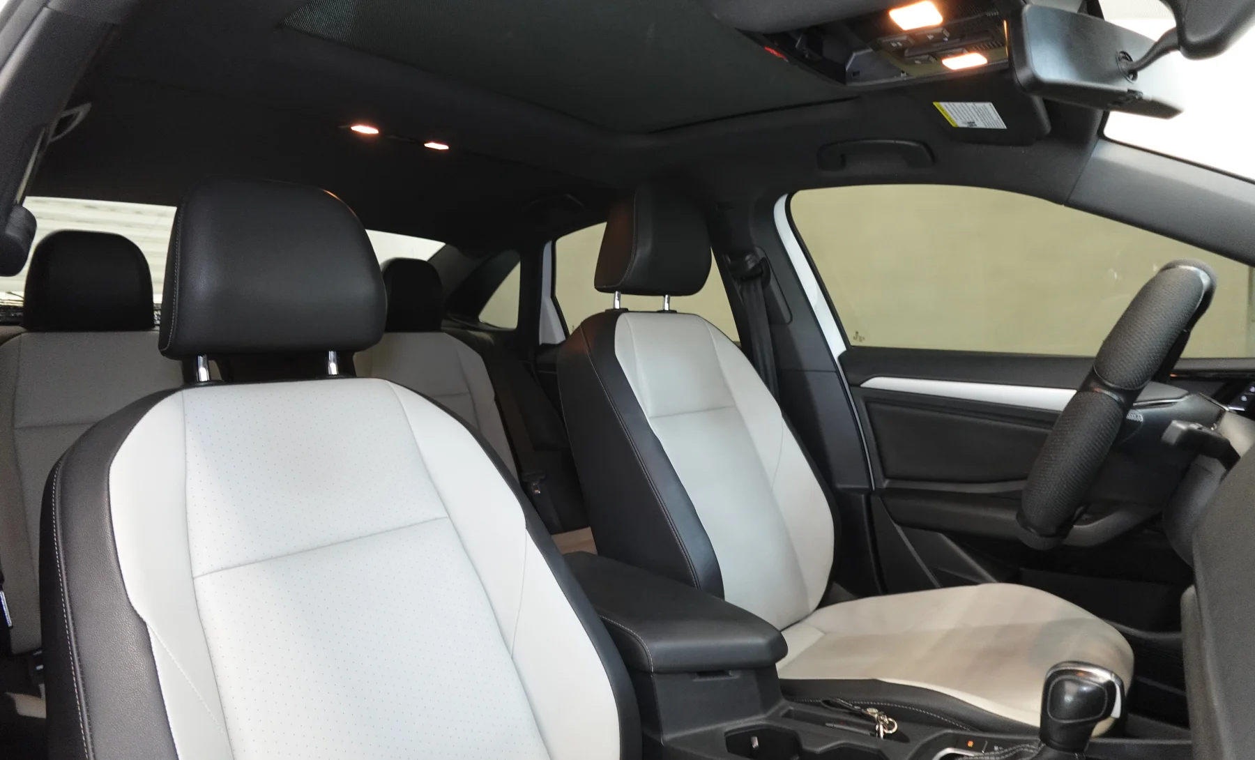 Volkswagen Jetta R-Line 2020 — interior 4 de 9