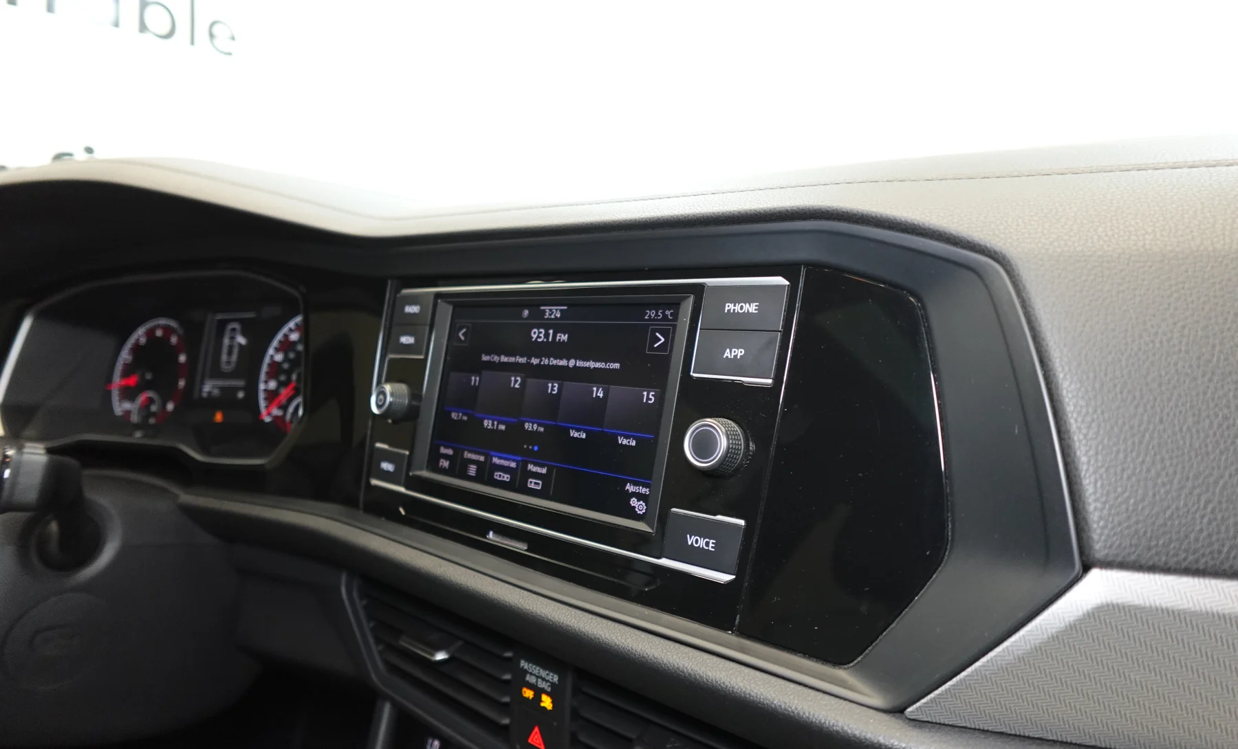 Volkswagen Jetta R-Line 2020 — interior 7 de 9