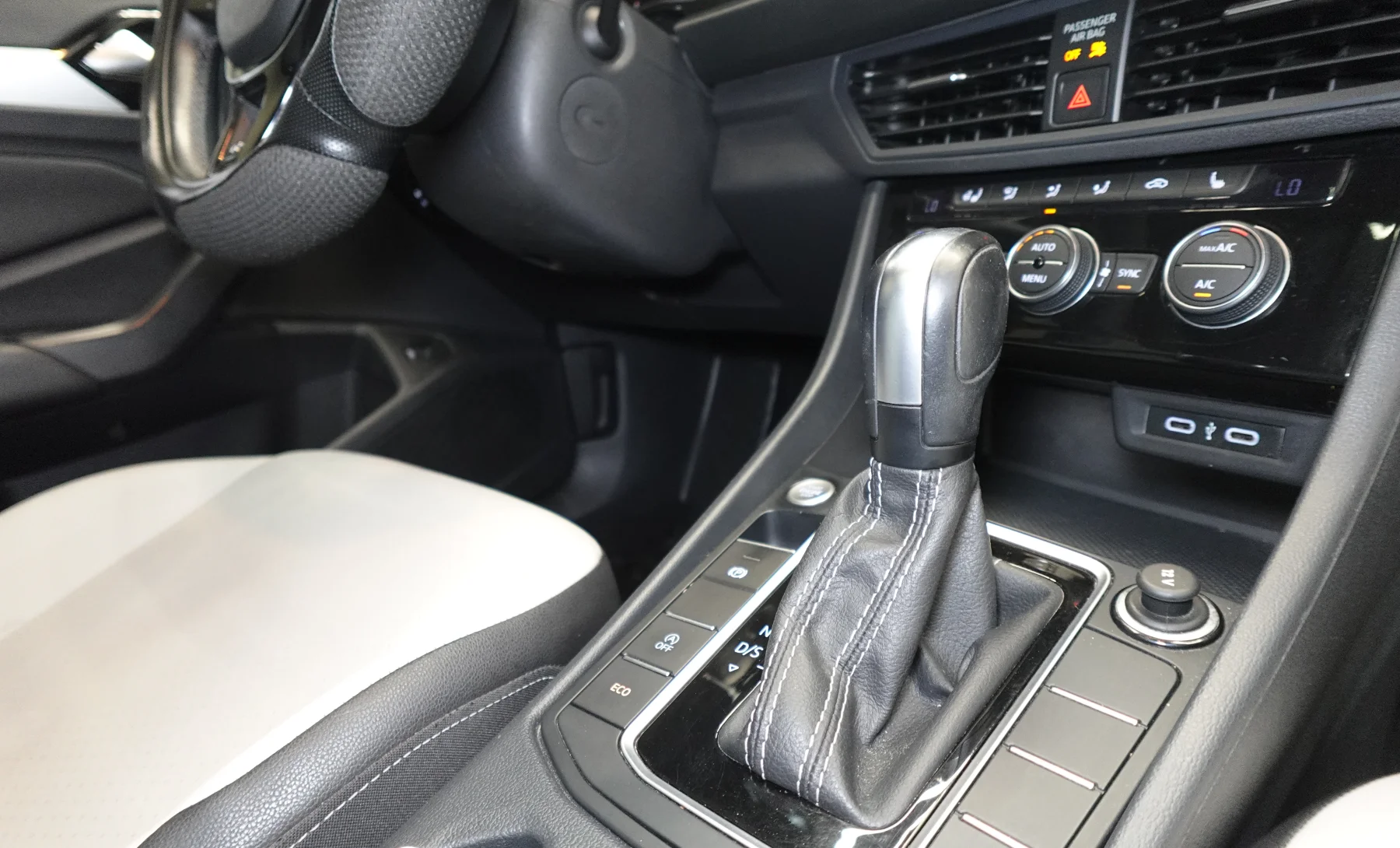 Volkswagen Jetta R-Line 2020 — interior 8 de 9