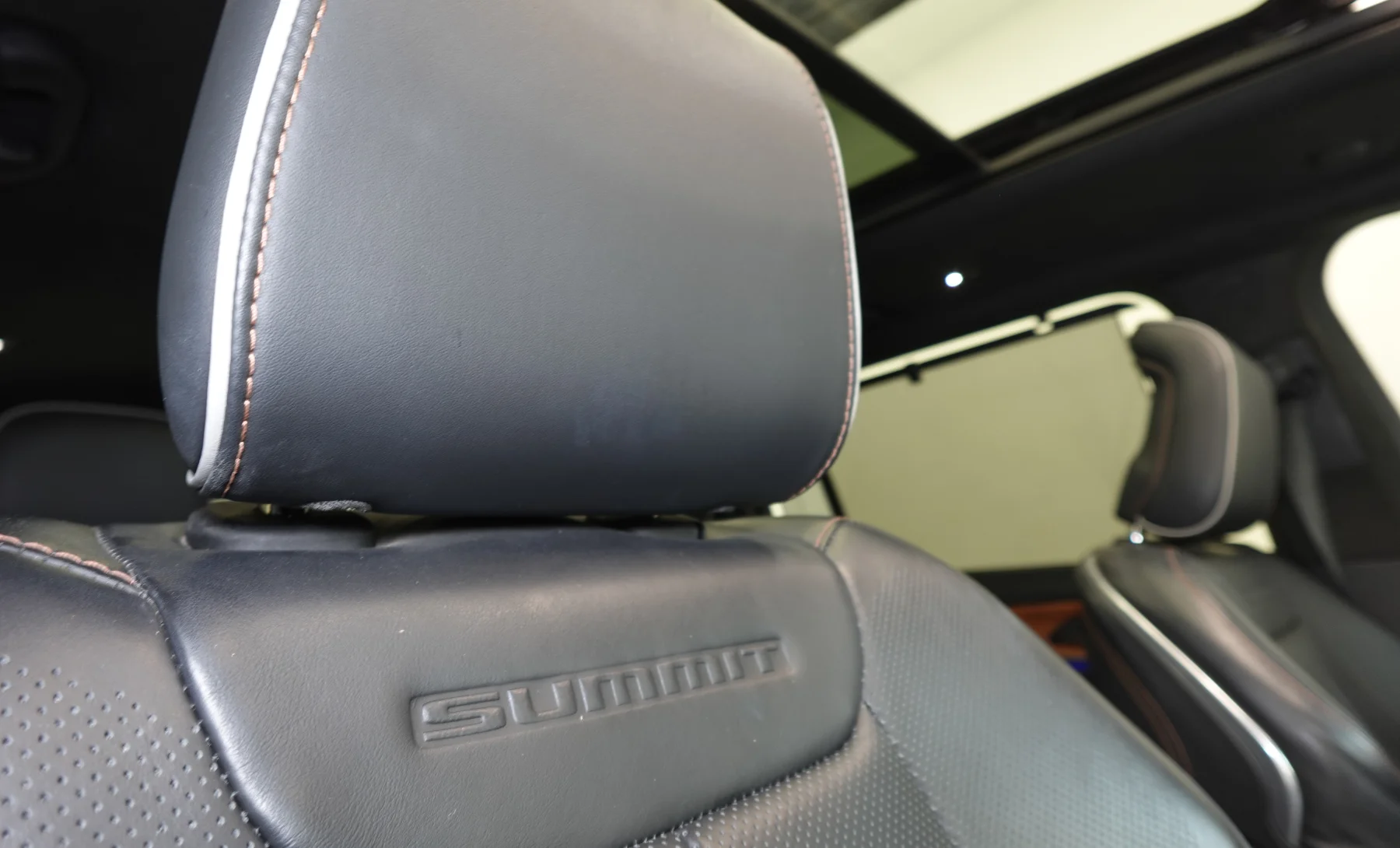 Jeep Grand Cherokee L Summit Reserve 2021 — interior 6 de 8