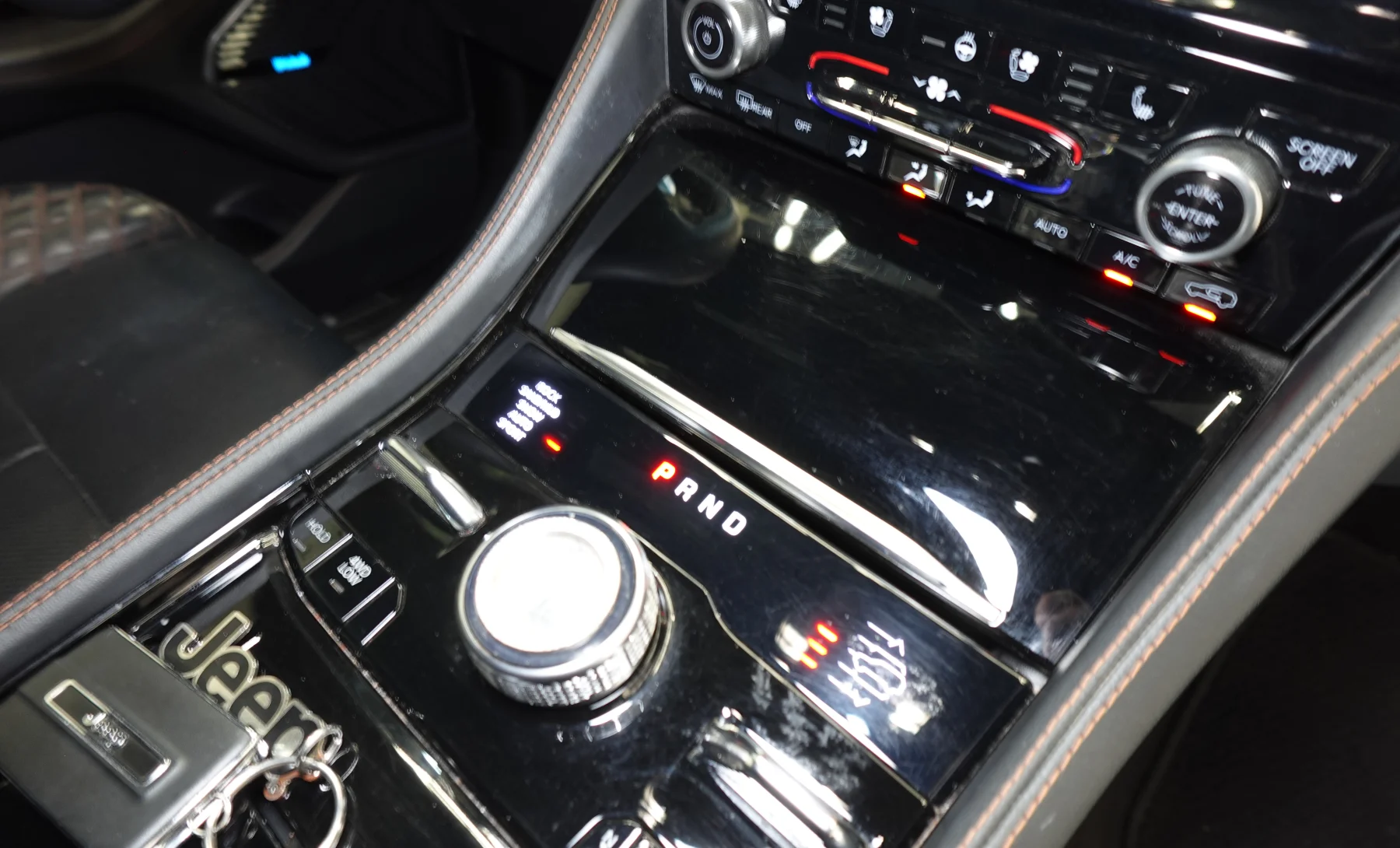 Jeep Grand Cherokee L Summit Reserve 2021 — interior 3 de 8