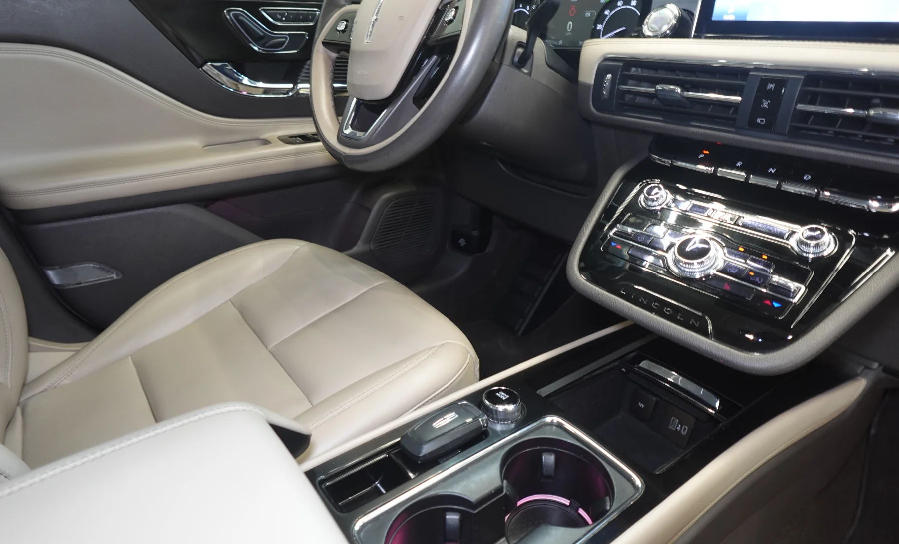 Lincoln Corsair Base 2021 — interior 3 de 7