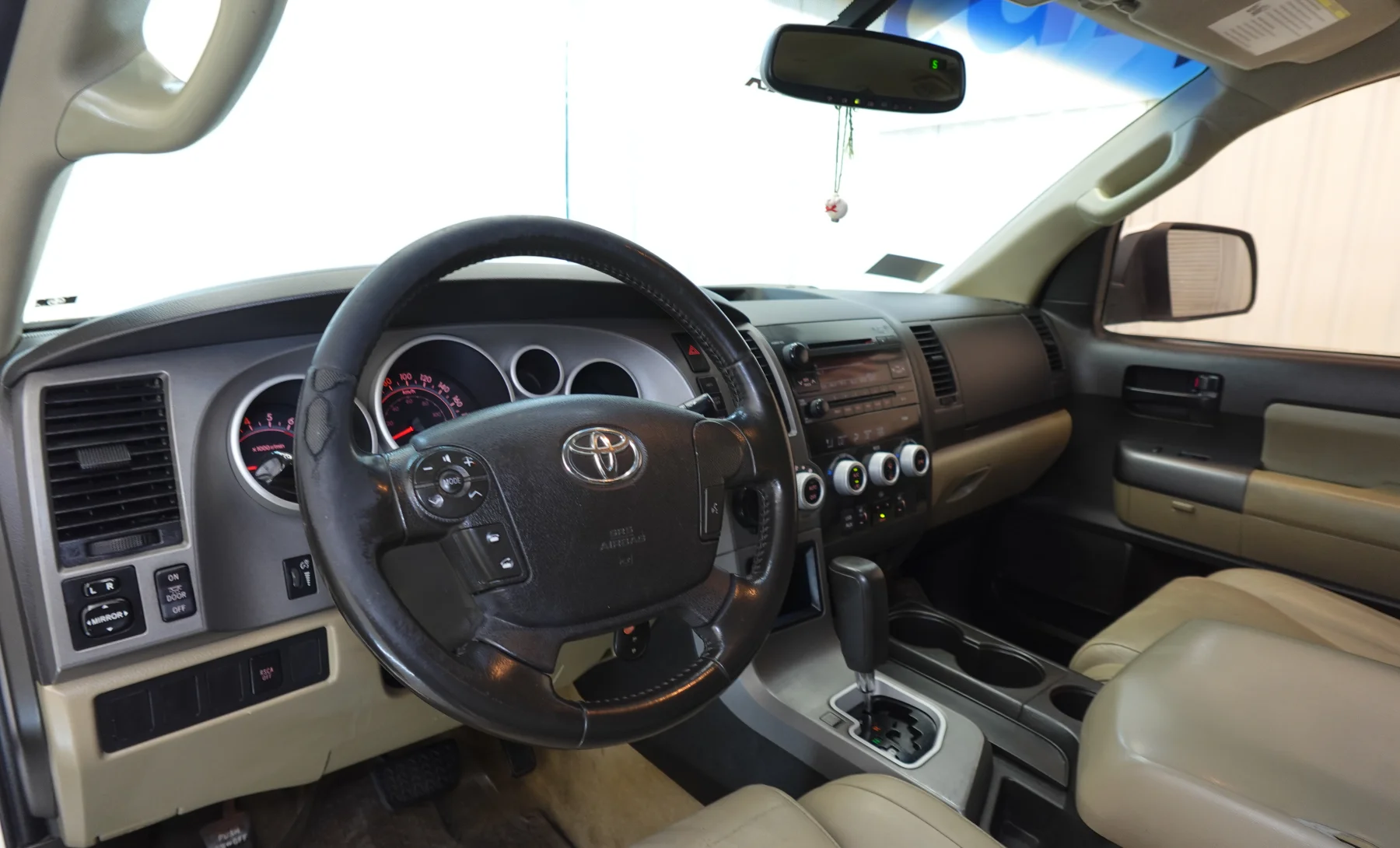 Toyota Sequoia SR5 2010 — interior 1 de 8