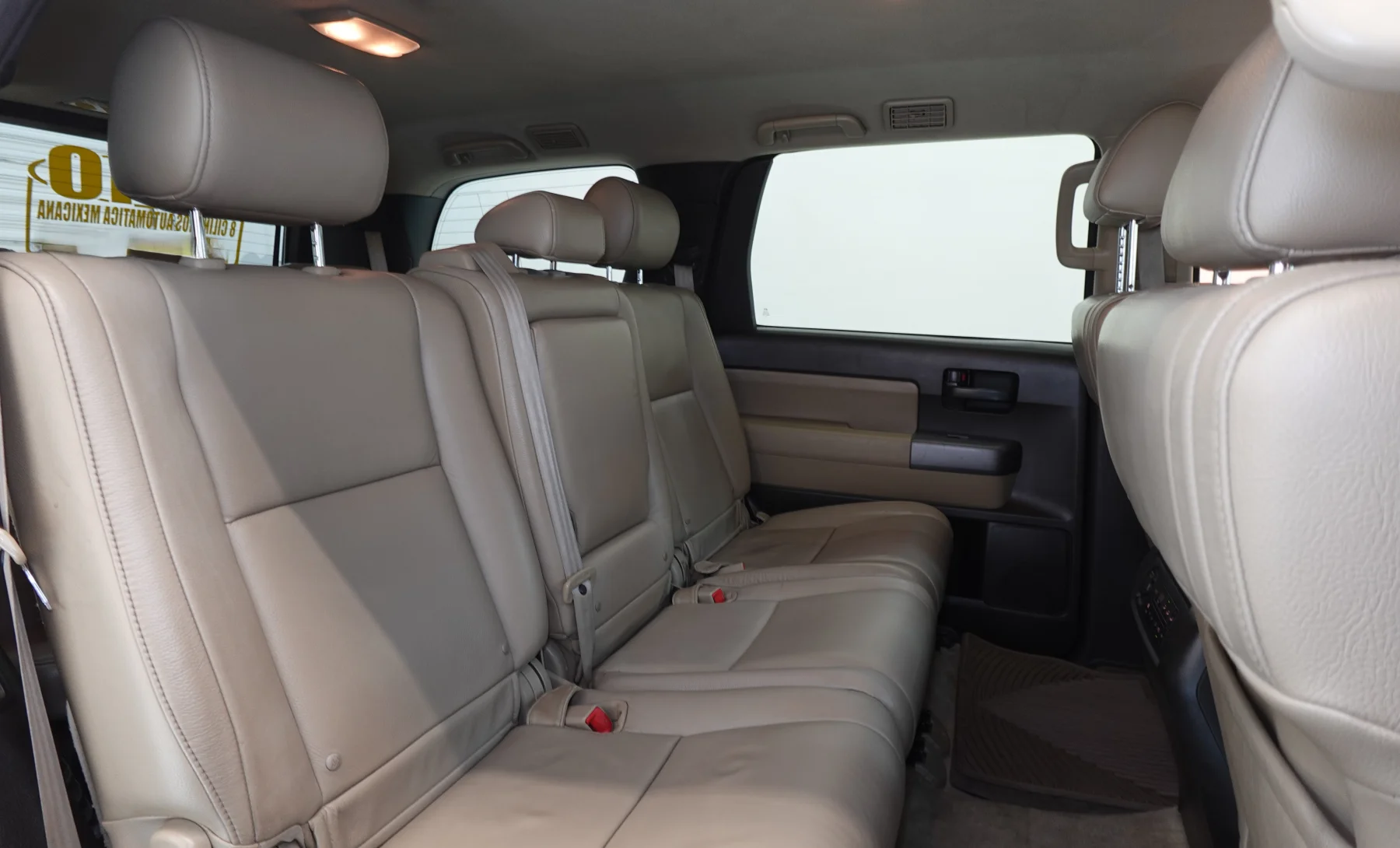 Toyota Sequoia SR5 2010 — interior 4 de 8