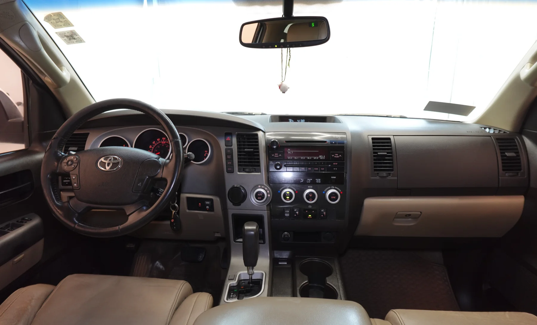 Toyota Sequoia SR5 2010 — interior 6 de 8