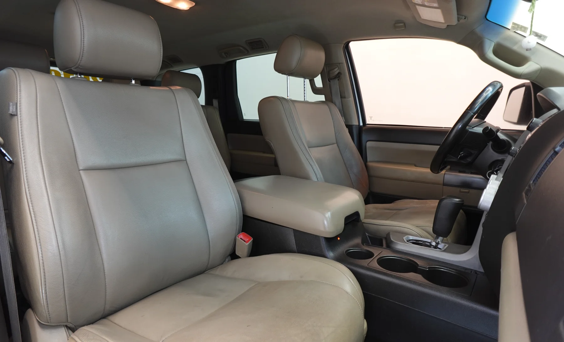 Toyota Sequoia SR5 2010 — interior 7 de 8