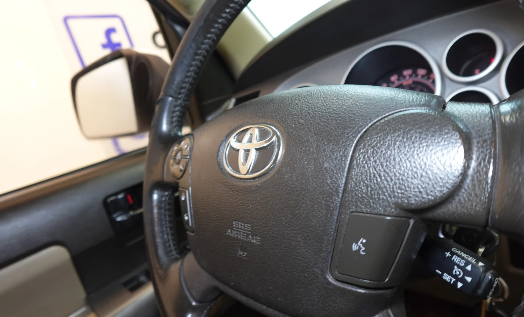 Toyota Sequoia SR5 2010 — interior 8 de 8