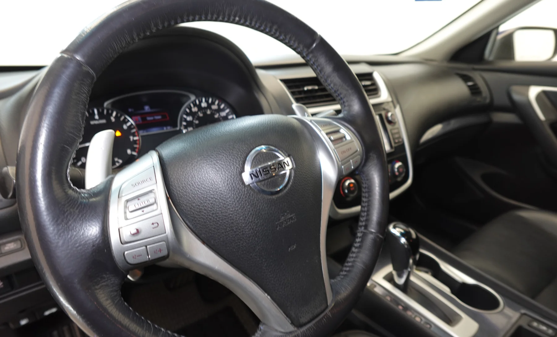 Nissan Altima SR 2018 — interior 3 de 9