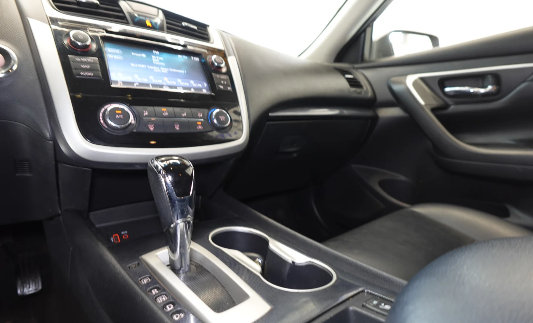 Nissan Altima SR 2018 — interior 5 de 9