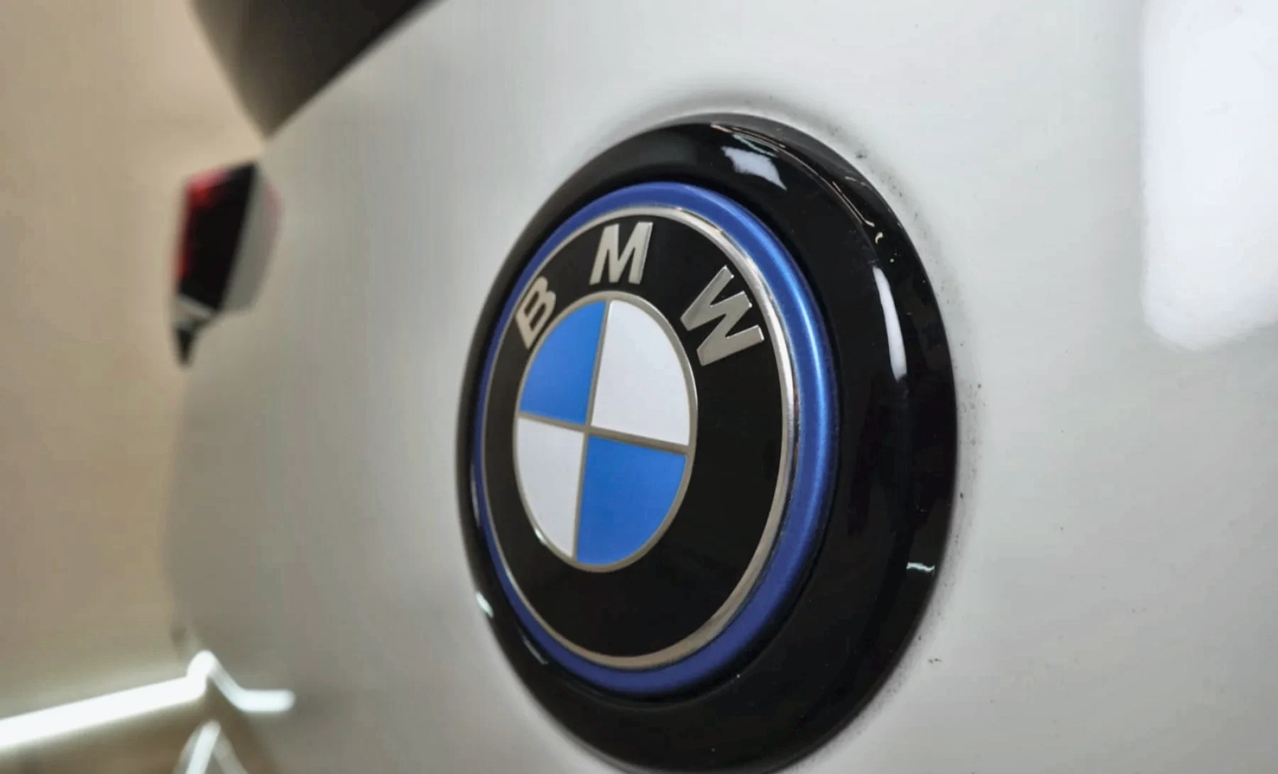 BMW iX2 xDrive30i 2025 — exterior 9 de 10