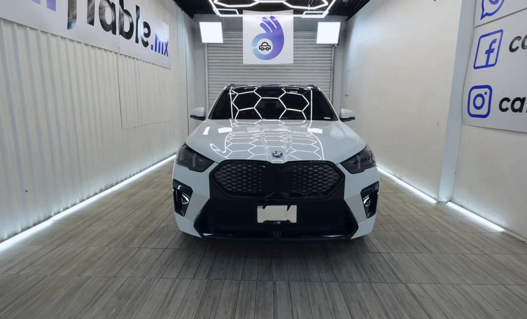 BMW iX2 xDrive30i 2025 — exterior 2 de 10
