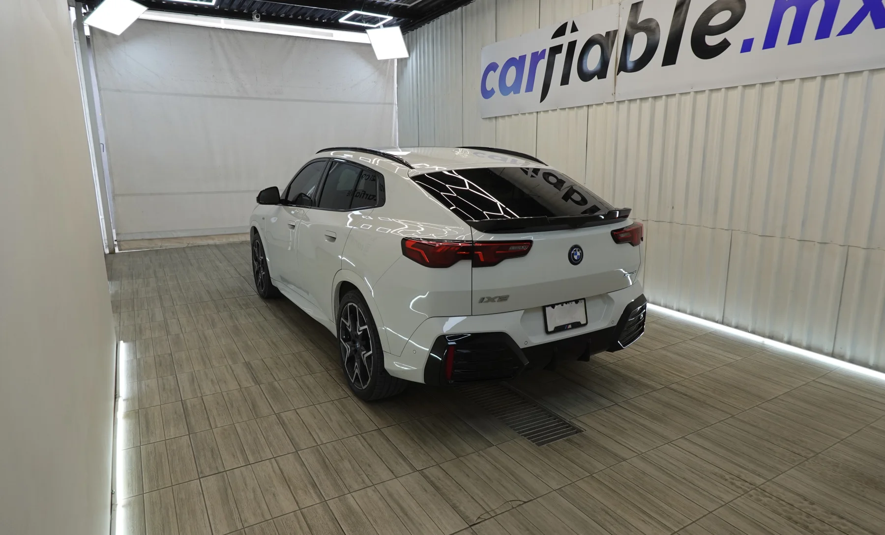 BMW iX2 xDrive30i 2025 — exterior 6 de 10